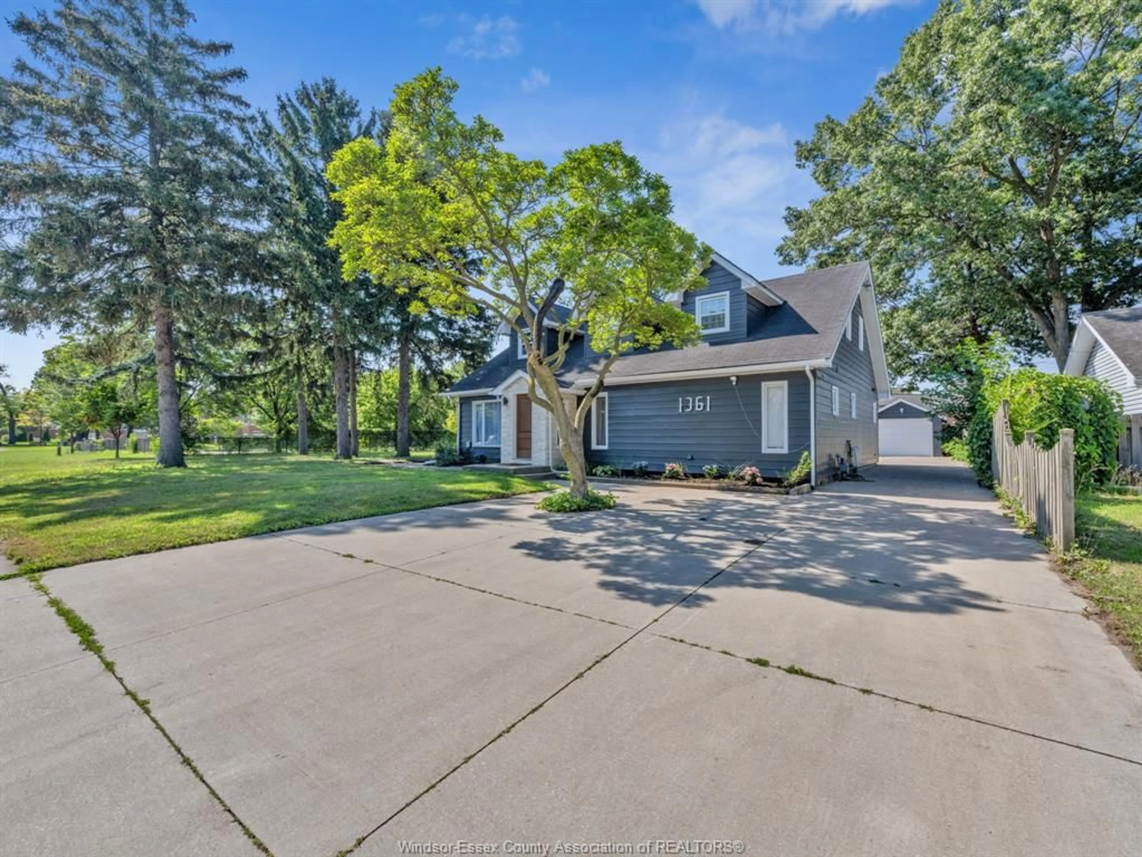 A pic from outside/outdoor area/front of a property/back of a property/a pic from drone, street for 1361 CHAPPELL Ave, Windsor Ontario N9C 3E1