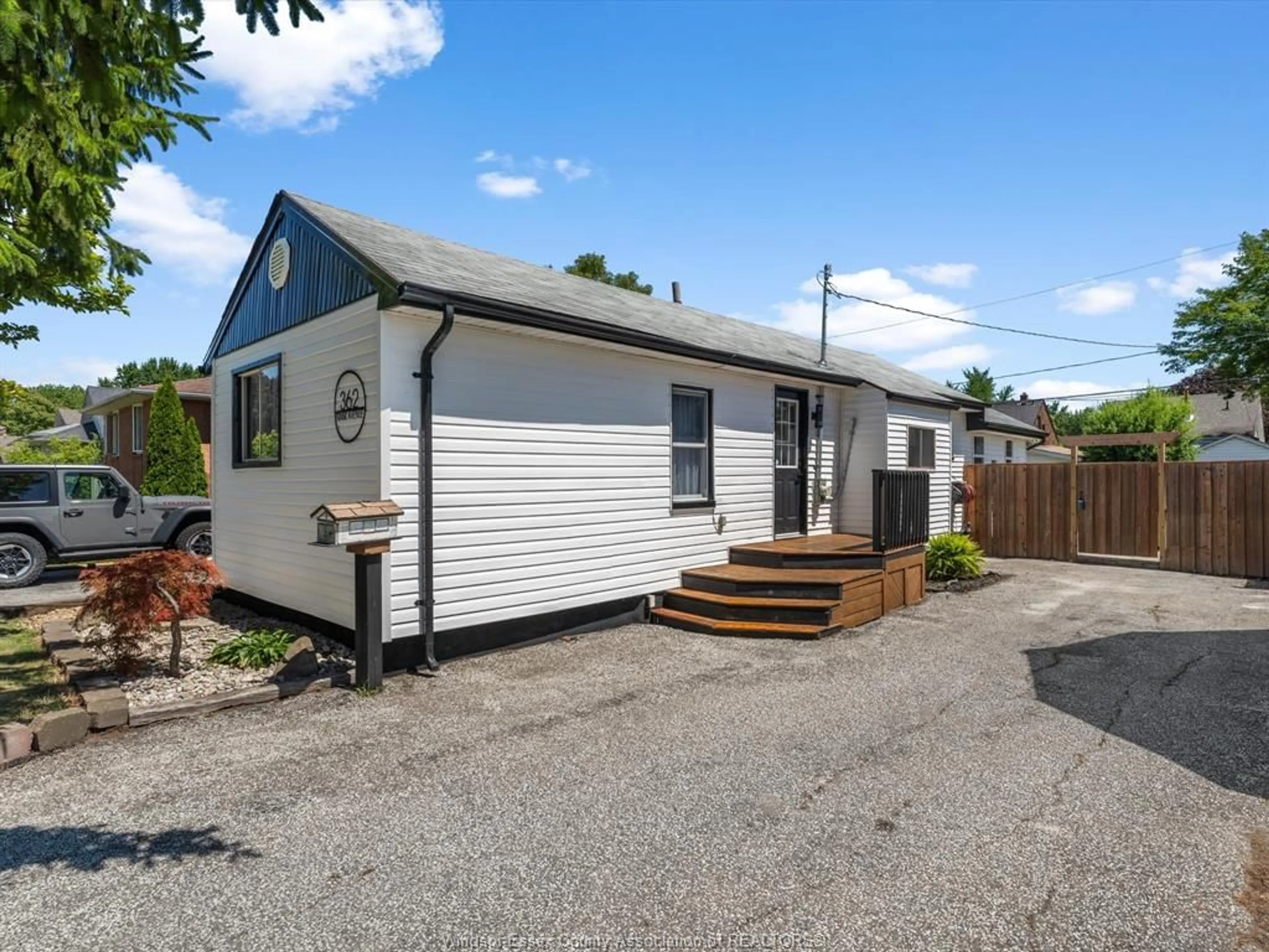 A pic from outside/outdoor area/front of a property/back of a property/a pic from drone, street for 362 FRANK Ave, Windsor Ontario N8S 3P1