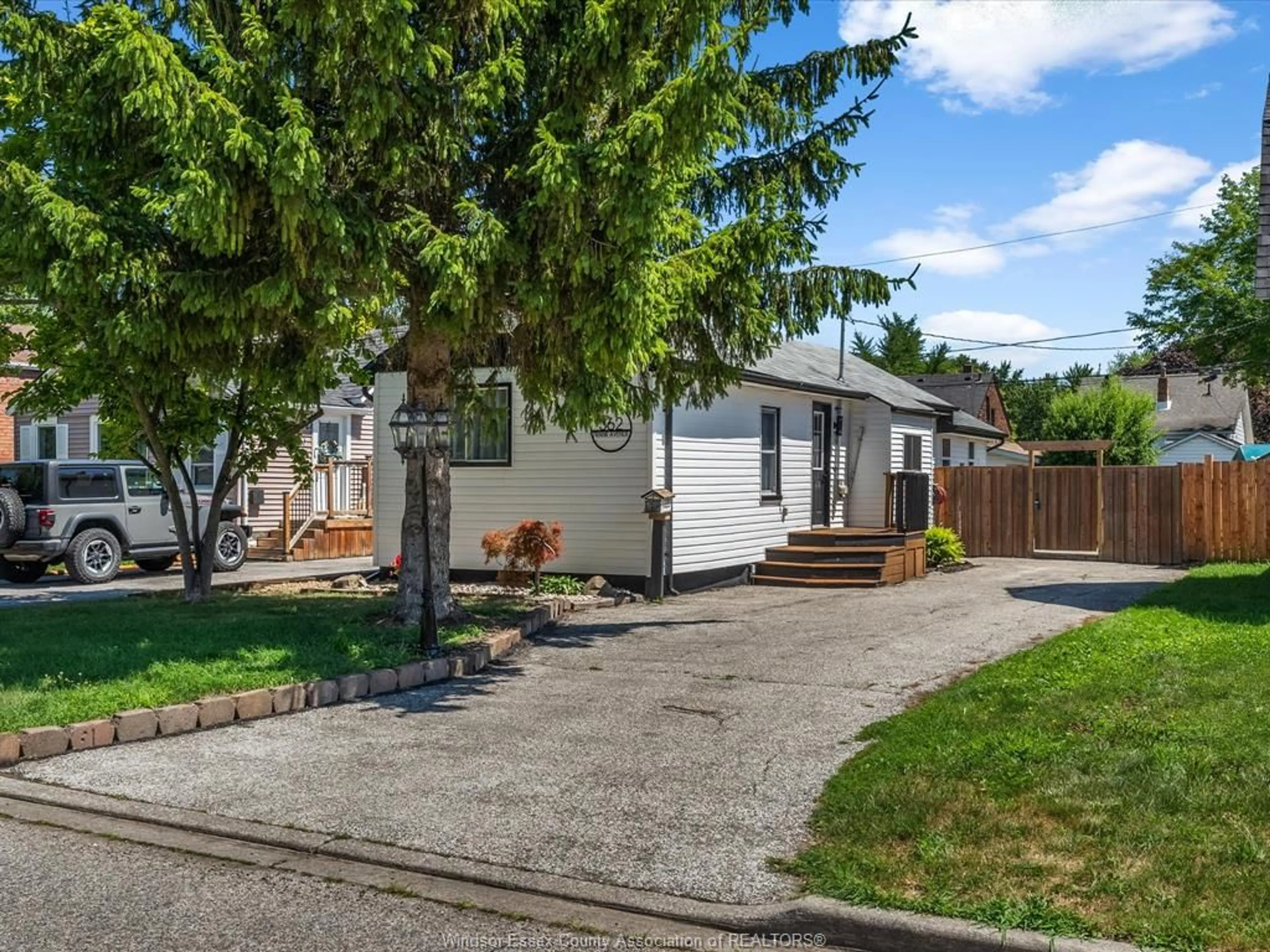 A pic from outside/outdoor area/front of a property/back of a property/a pic from drone, street for 362 FRANK Ave, Windsor Ontario N8S 3P1