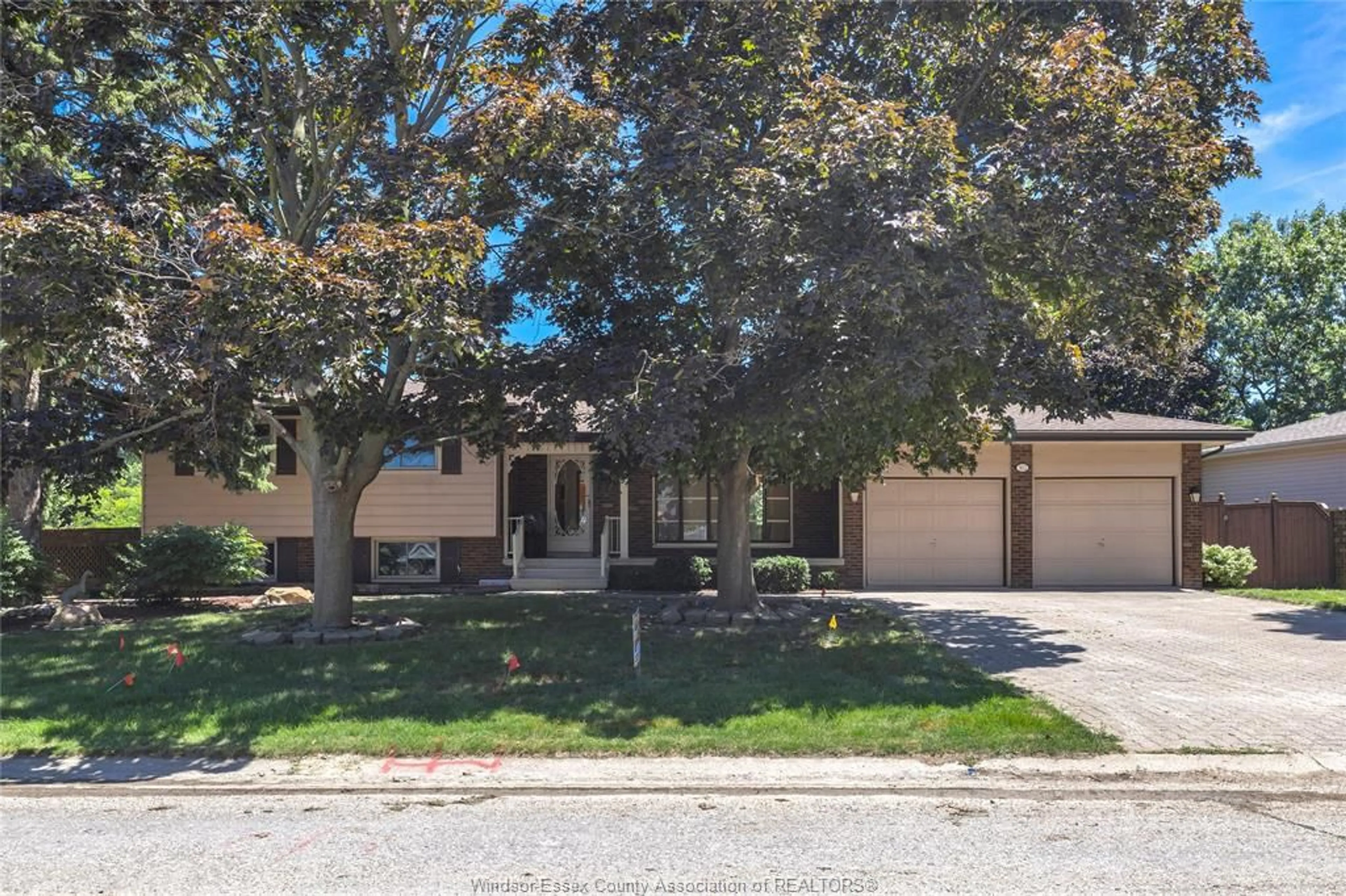 A pic from outside/outdoor area/front of a property/back of a property/a pic from drone, street for 302 WOODRIDGE, Tecumseh Ontario N8N 3A8