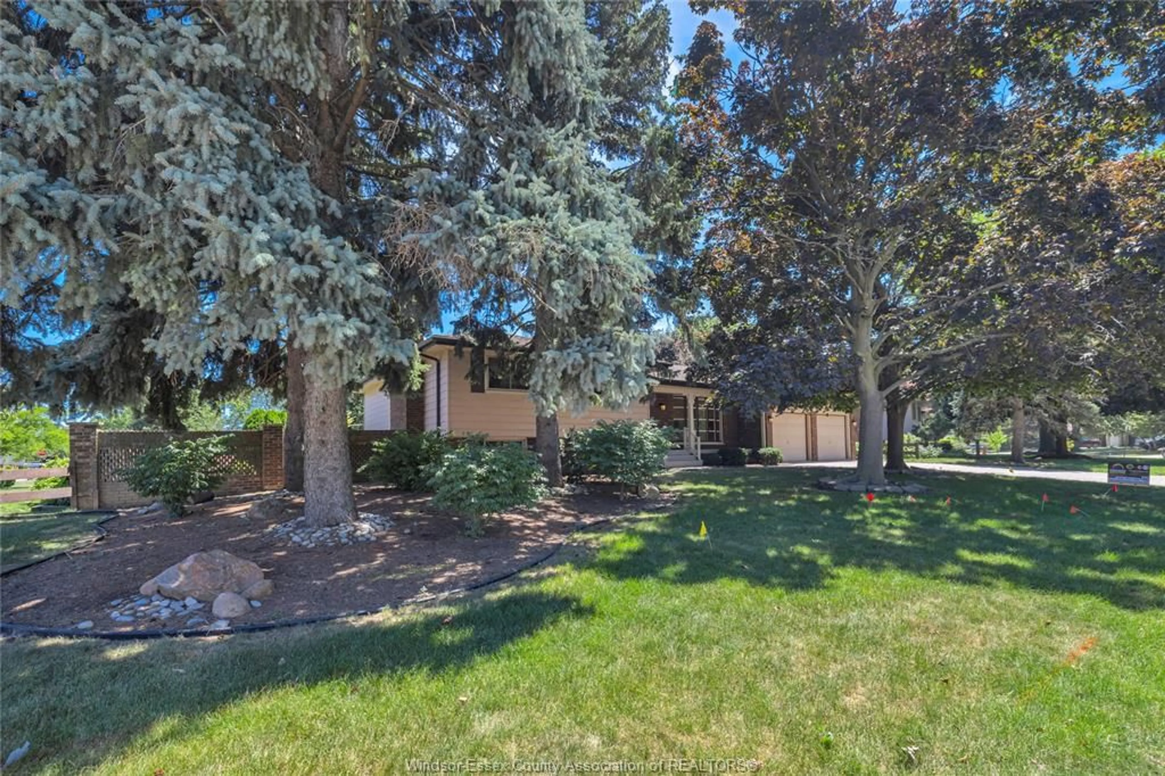 A pic from outside/outdoor area/front of a property/back of a property/a pic from drone, street for 302 WOODRIDGE, Tecumseh Ontario N8N 3A8