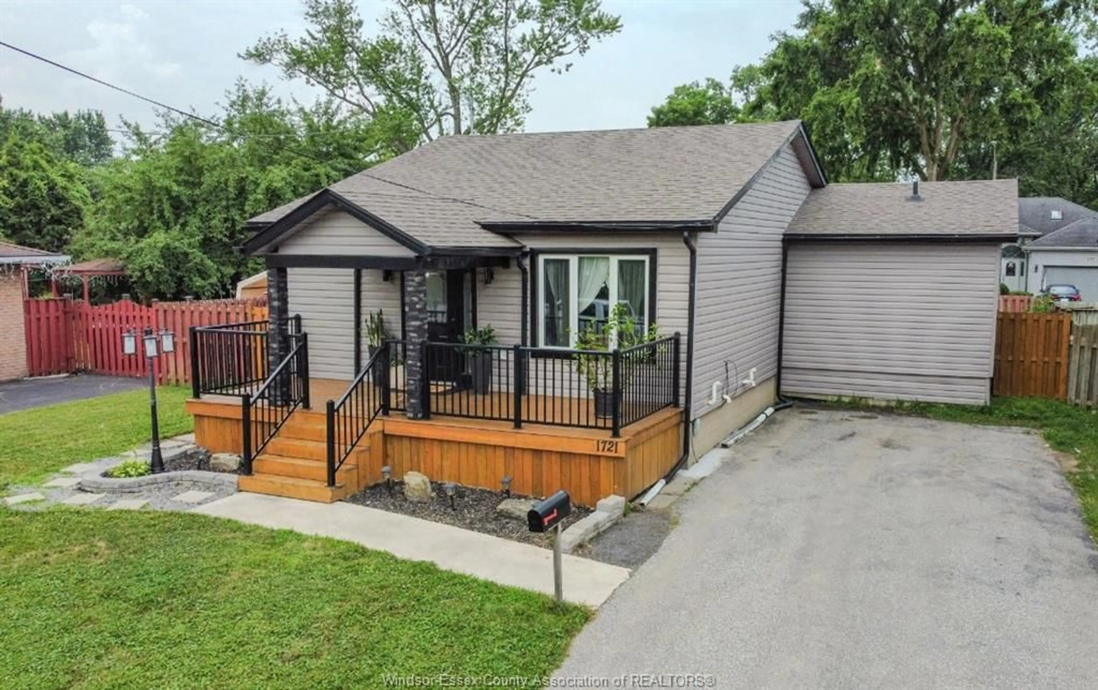 A pic from outside/outdoor area/front of a property/back of a property/a pic from drone, street for 1721 SOUTH CAMERON, Windsor Ontario N9B 3C9