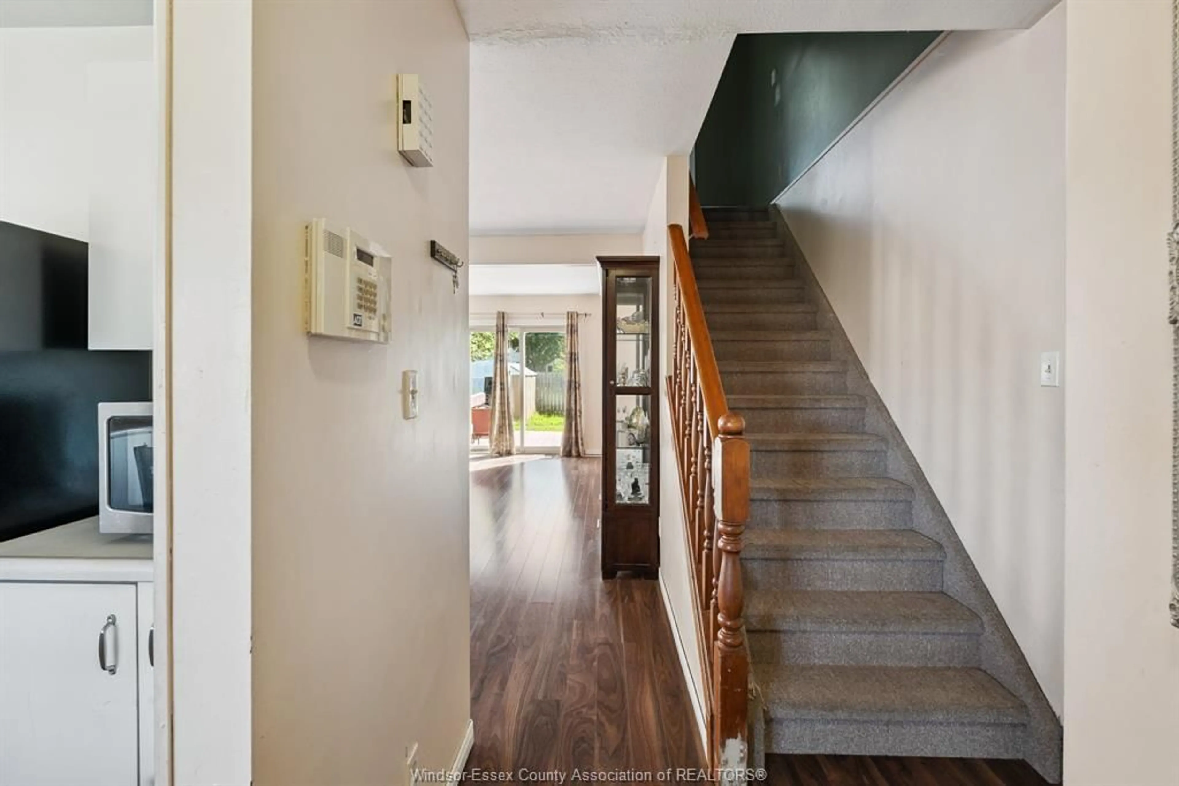 Indoor foyer for 3054 Conservation Dr, Windsor Ontario N8W 5B2