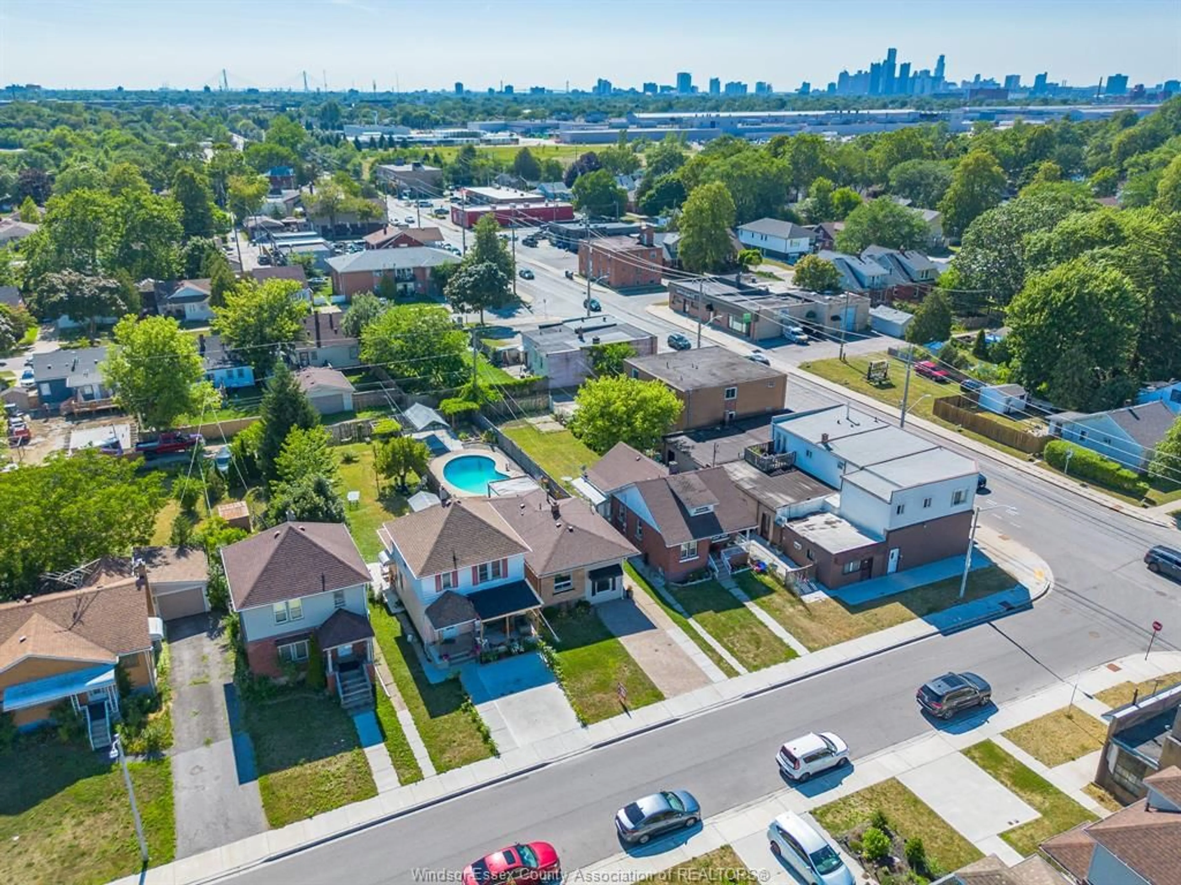 A pic from outside/outdoor area/front of a property/back of a property/a pic from drone, city buildings view from balcony for 1515 AUBIN Rd, Windsor Ontario N8Y 4G1