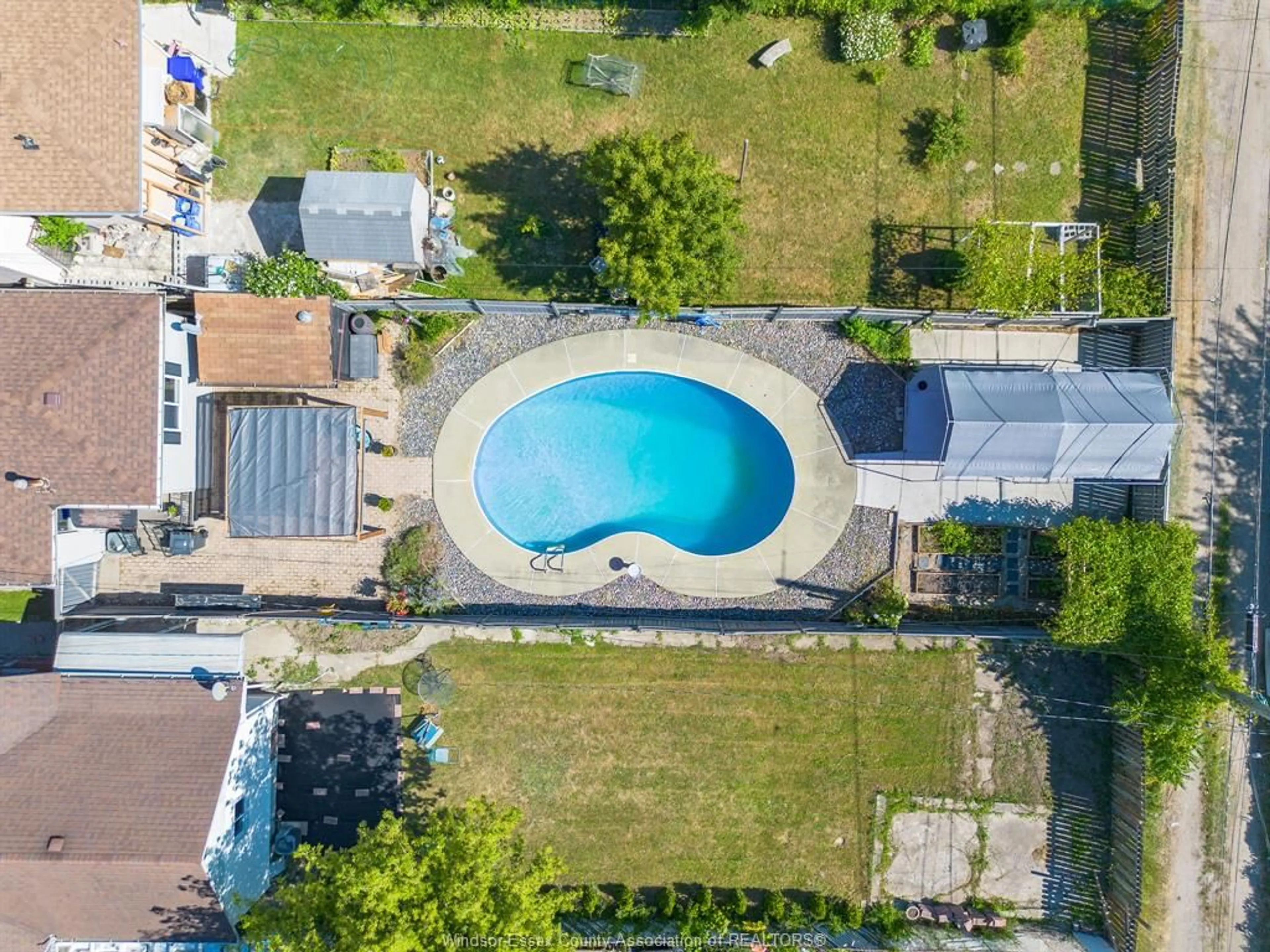 A pic from outside/outdoor area/front of a property/back of a property/a pic from drone, street for 1515 AUBIN Rd, Windsor Ontario N8Y 4G1