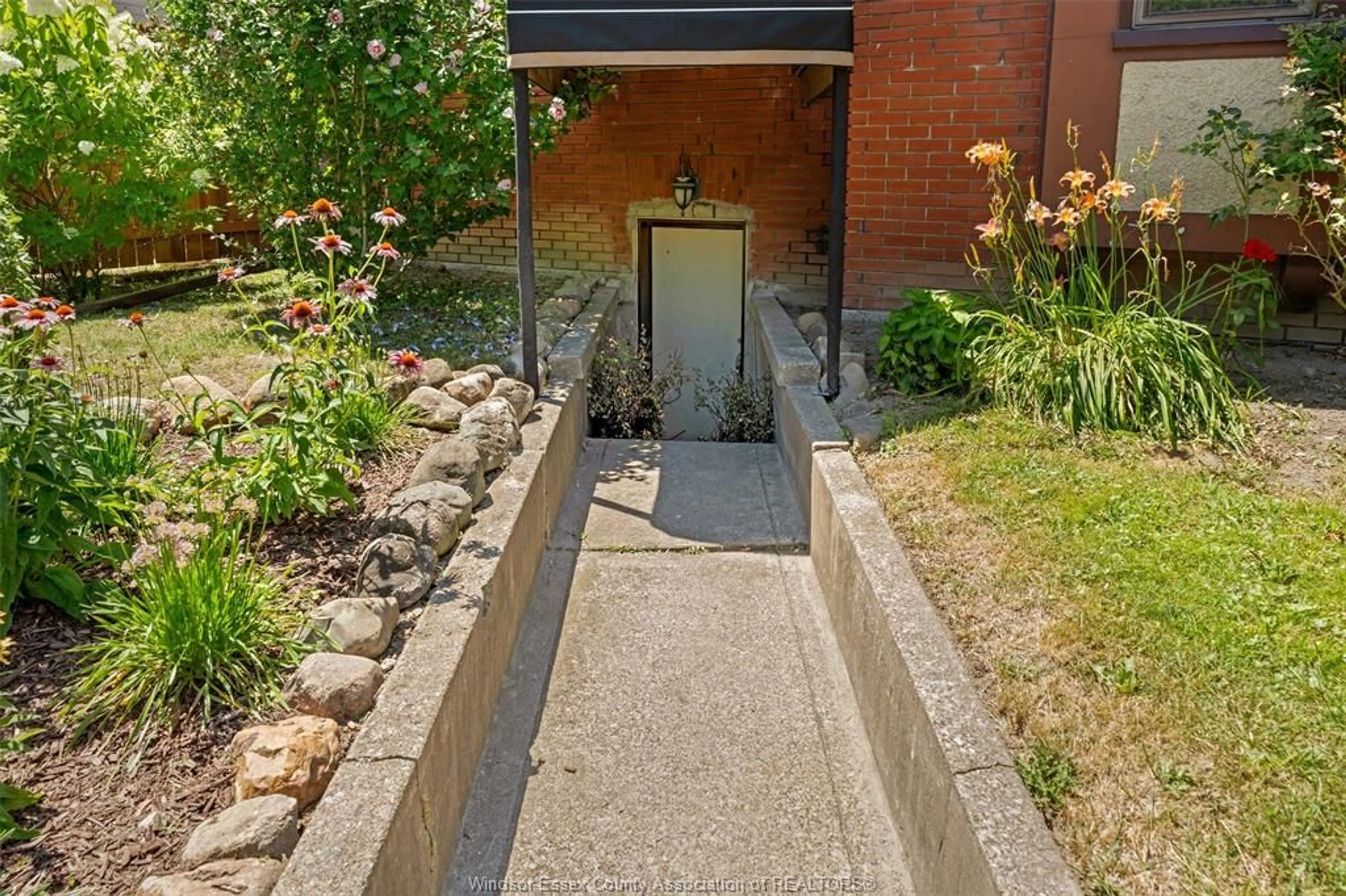Patio, street for 1307 PELISSIER St, Windsor Ontario N8X 1A4