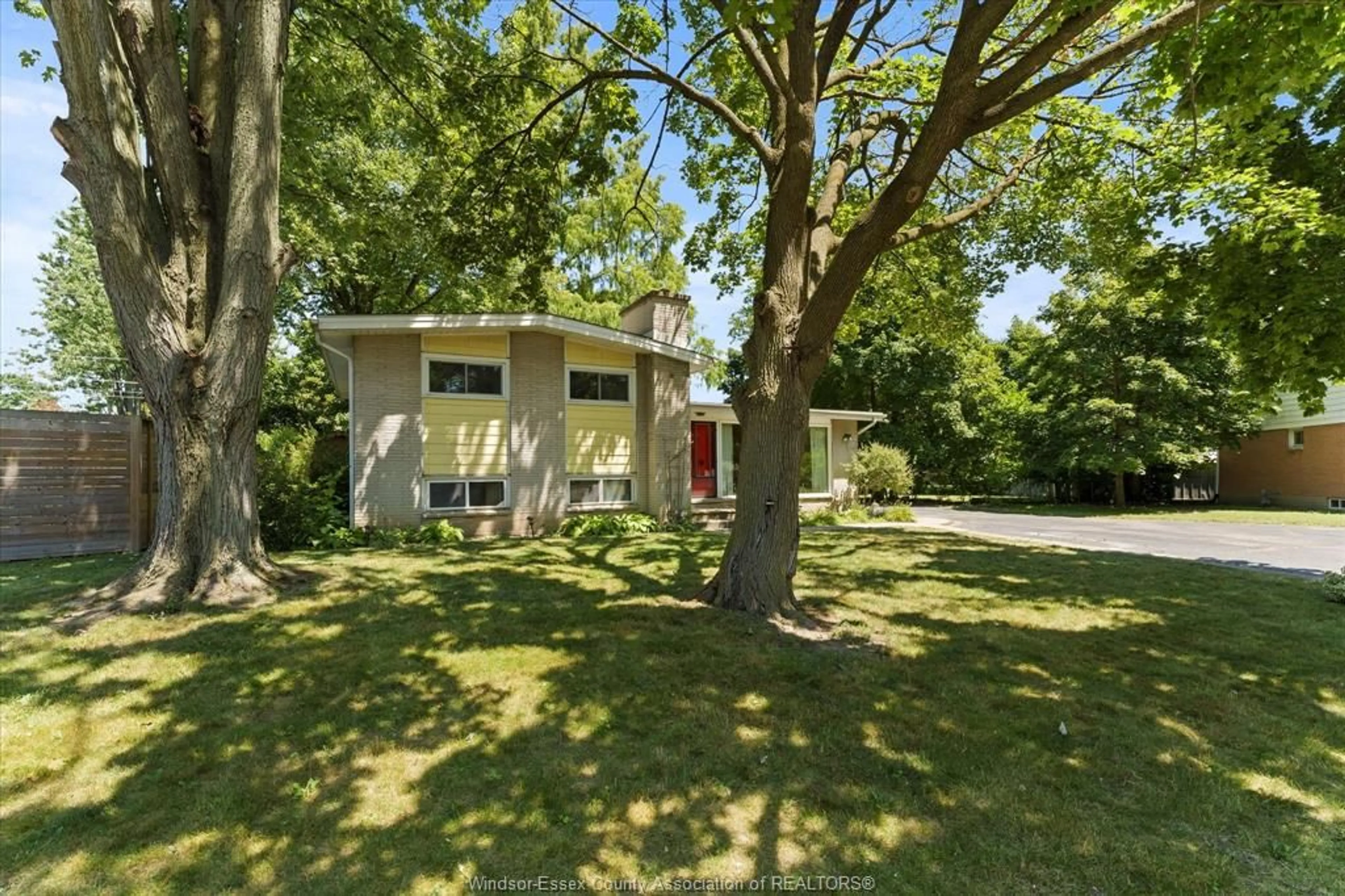 A pic from outside/outdoor area/front of a property/back of a property/a pic from drone, street for 4046 EDEN Dr, Windsor Ontario N9G 2E8