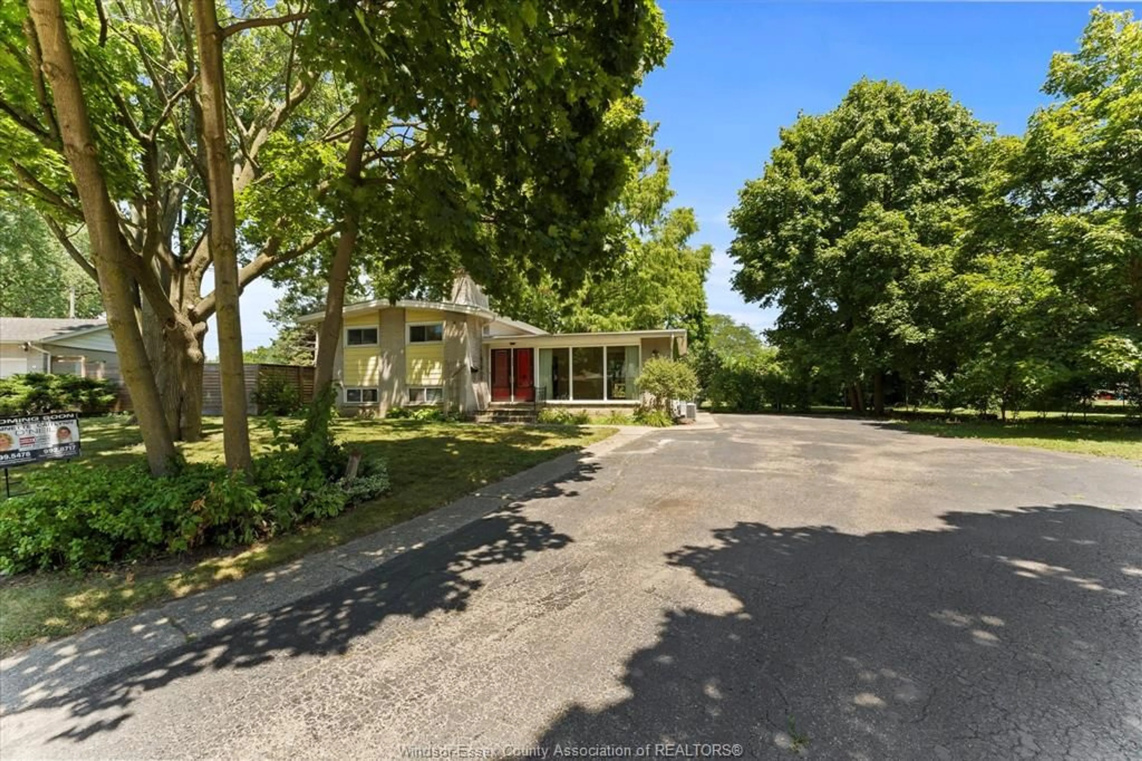 A pic from outside/outdoor area/front of a property/back of a property/a pic from drone, street for 4046 EDEN Dr, Windsor Ontario N9G 2E8