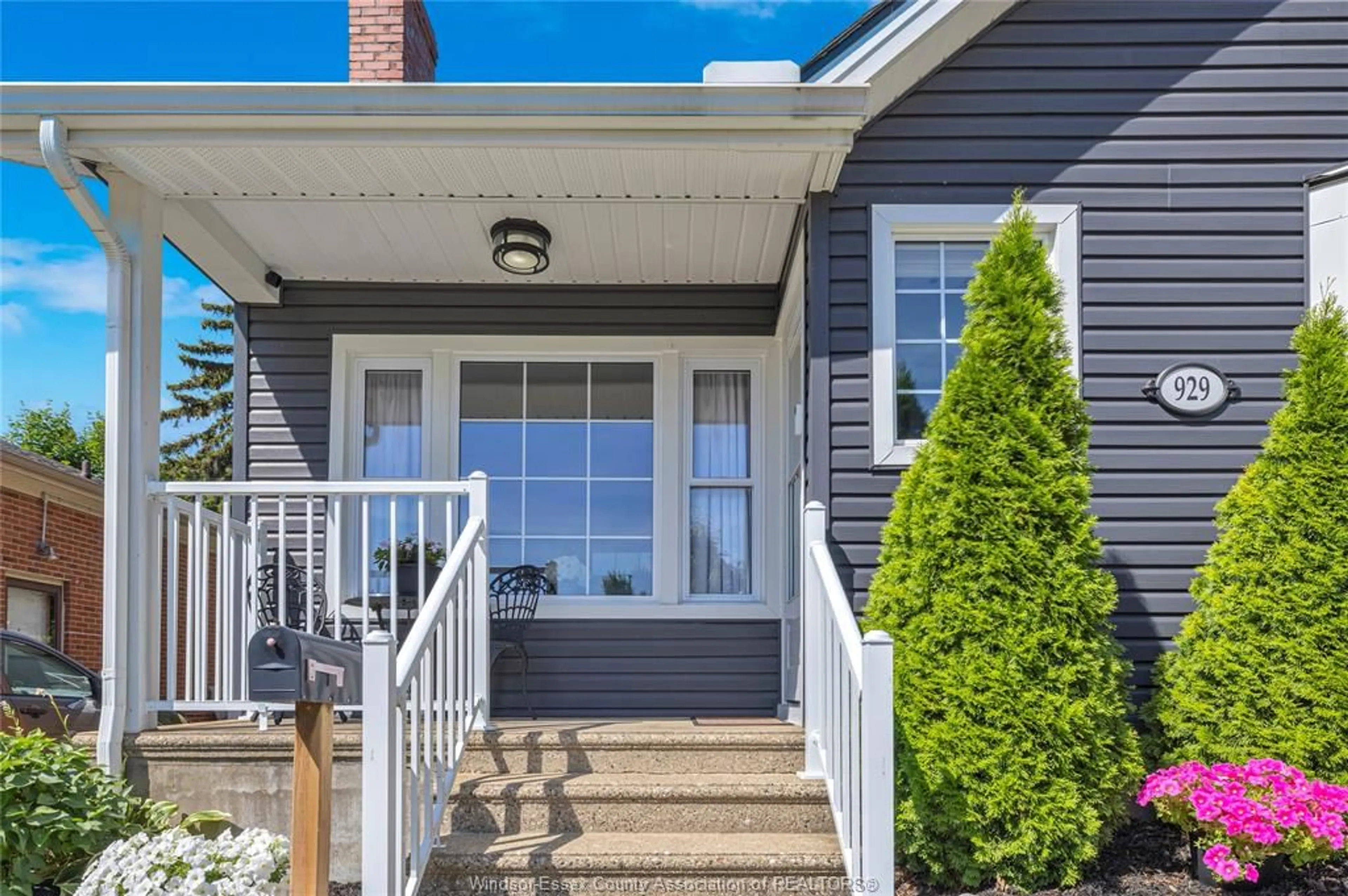 Home with vinyl exterior material, street for 929 Esdras, Windsor Ontario N8S 2M8