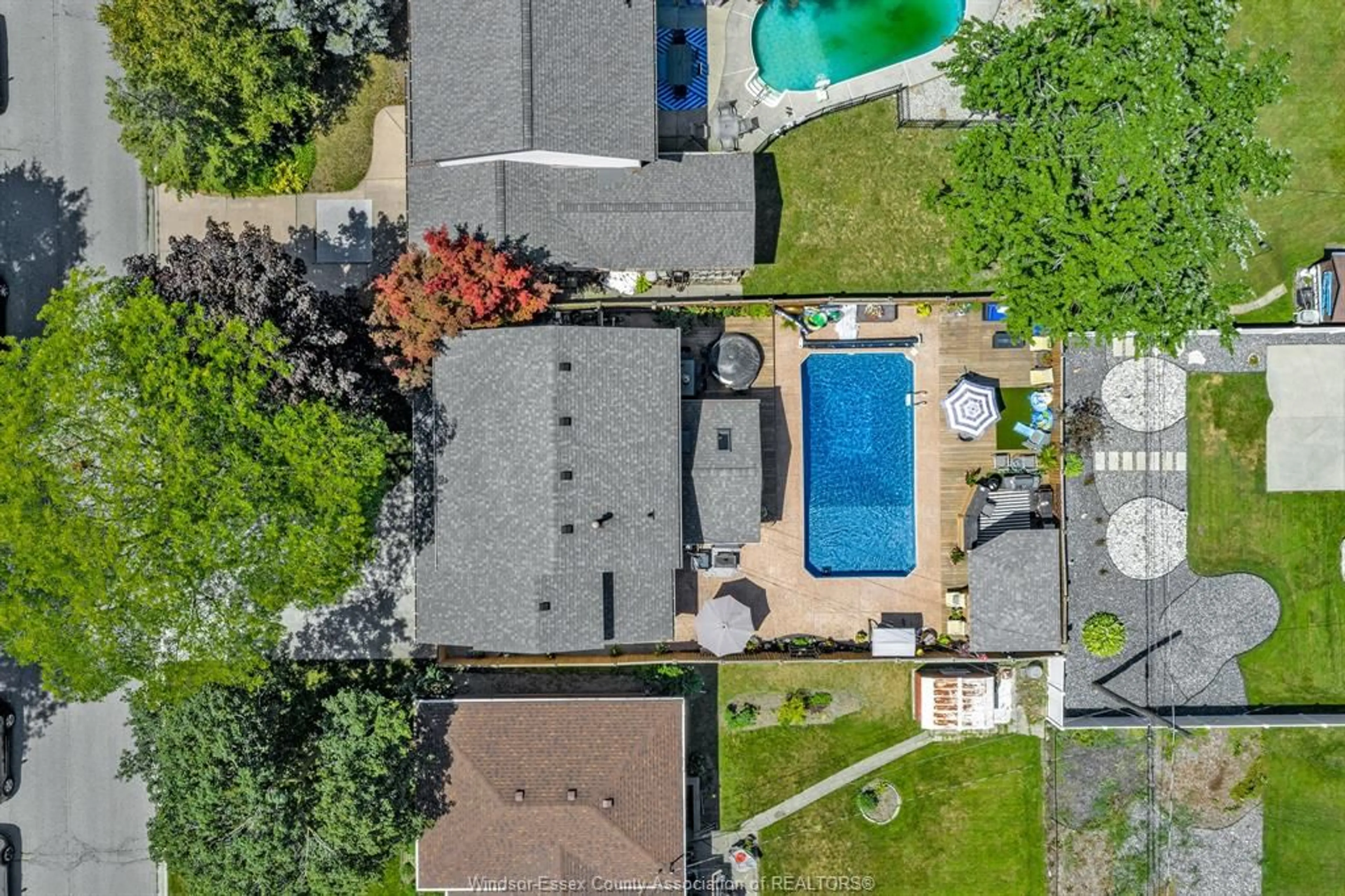 A pic from outside/outdoor area/front of a property/back of a property/a pic from drone, unknown for 1216 COVENTRY, Windsor Ontario N8S 2W9