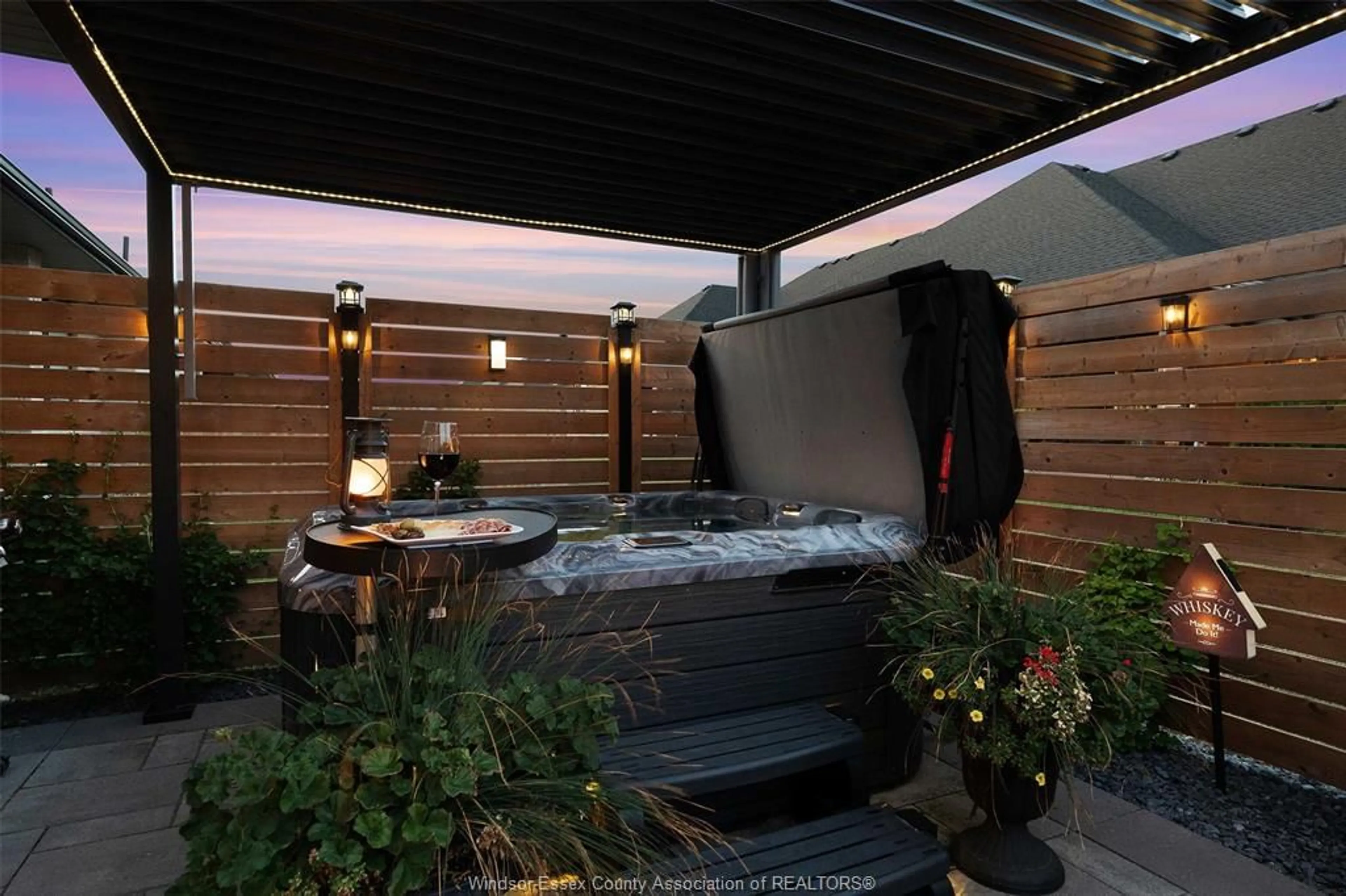 Patio, street for 260 Livingstone Cres, Amherstburg Ontario N9V 0H1