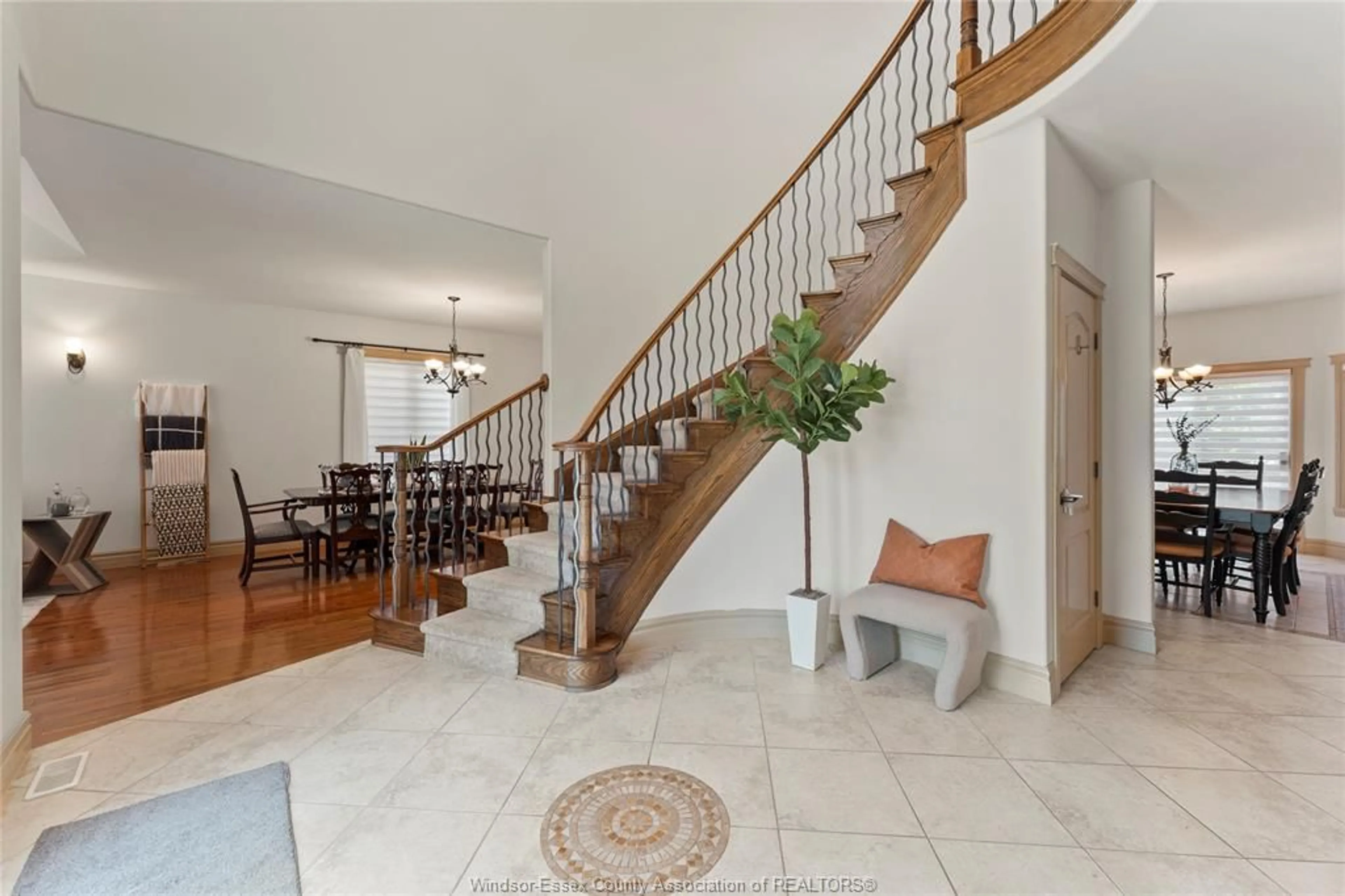 Indoor foyer for 446 MOUNTBATTEN Cres, Windsor Ontario N8P 1W4