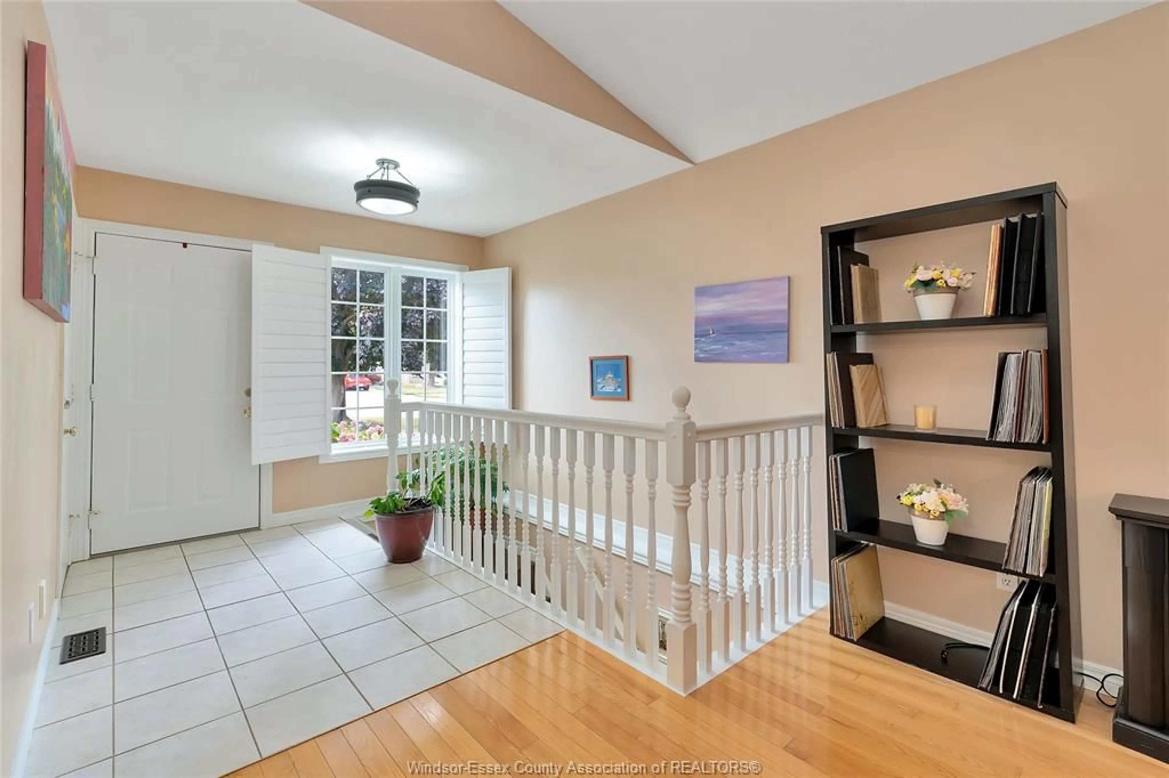 Indoor entryway for 10 Villa Crt, Chatham Ontario N7L 5P5