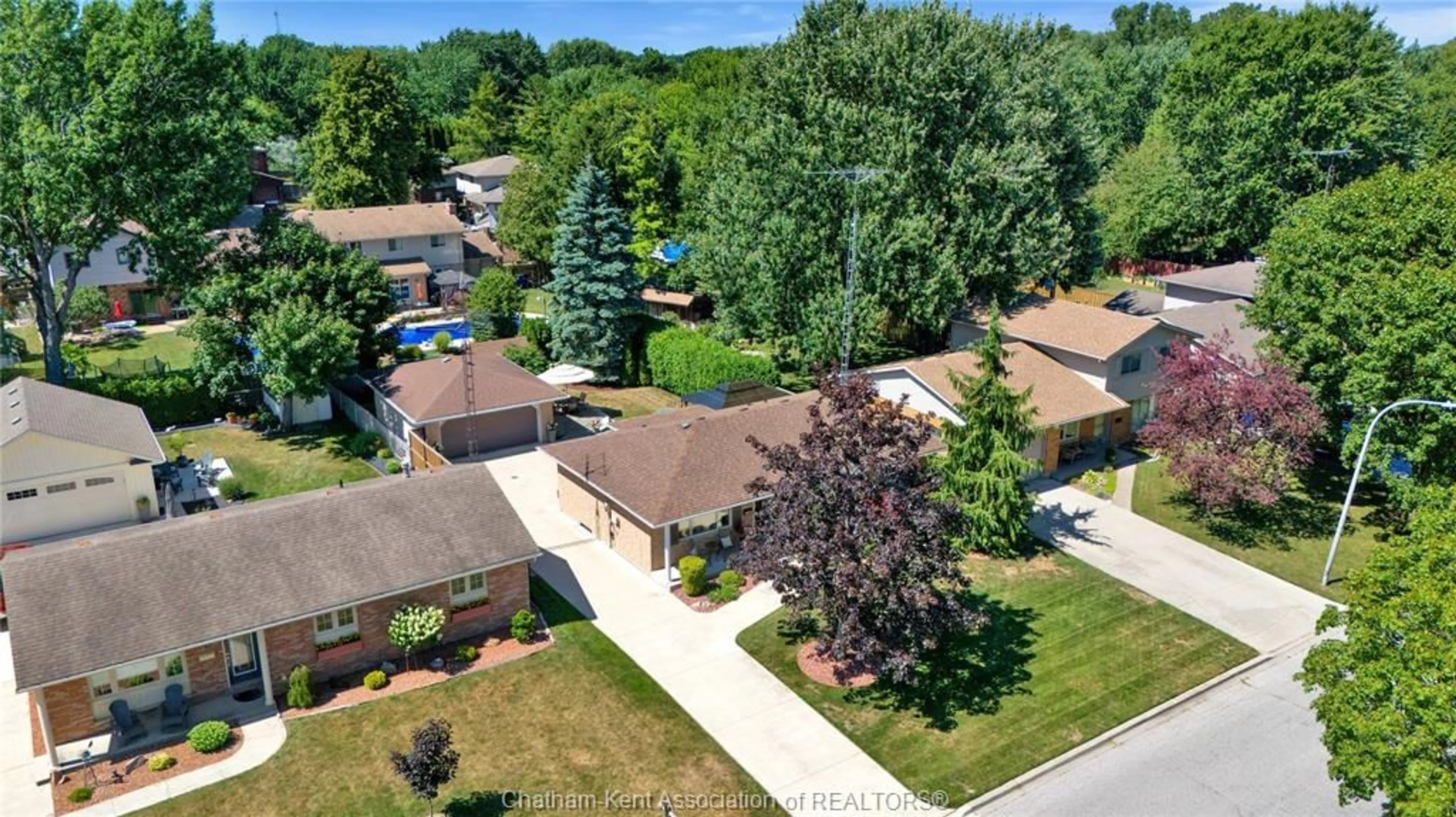 A pic from outside/outdoor area/front of a property/back of a property/a pic from drone, street for 139 Sylvester Dr, Chatham Ontario N7M 2B7