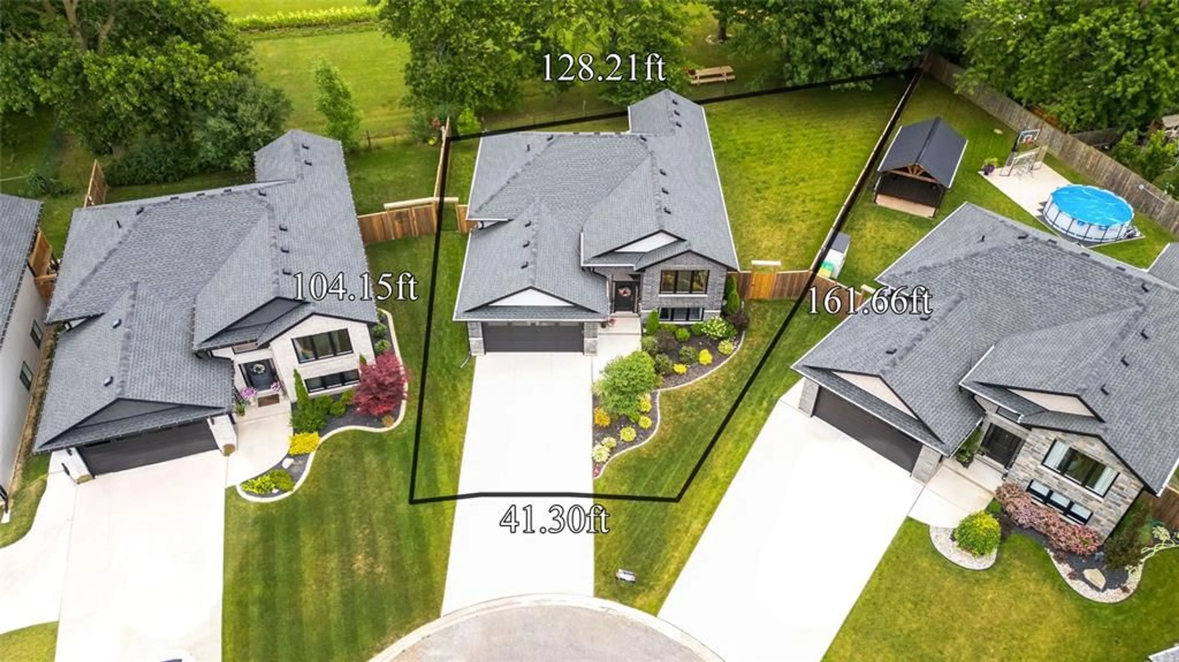 A pic from outside/outdoor area/front of a property/back of a property/a pic from drone, street for 4091 ERNEST St, Petrolia Ontario N0N 1R0