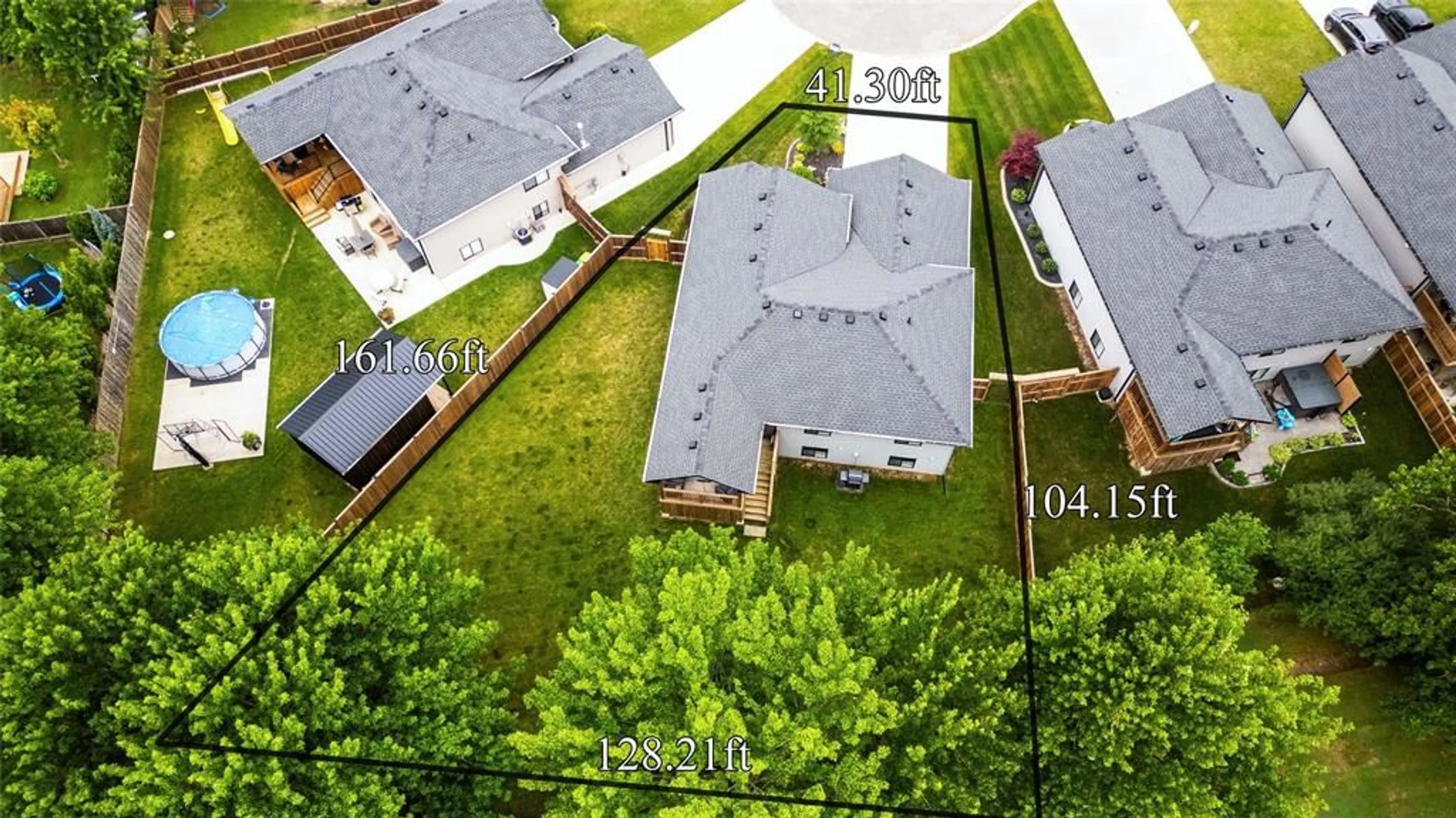 A pic from outside/outdoor area/front of a property/back of a property/a pic from drone, street for 4091 ERNEST St, Petrolia Ontario N0N 1R0
