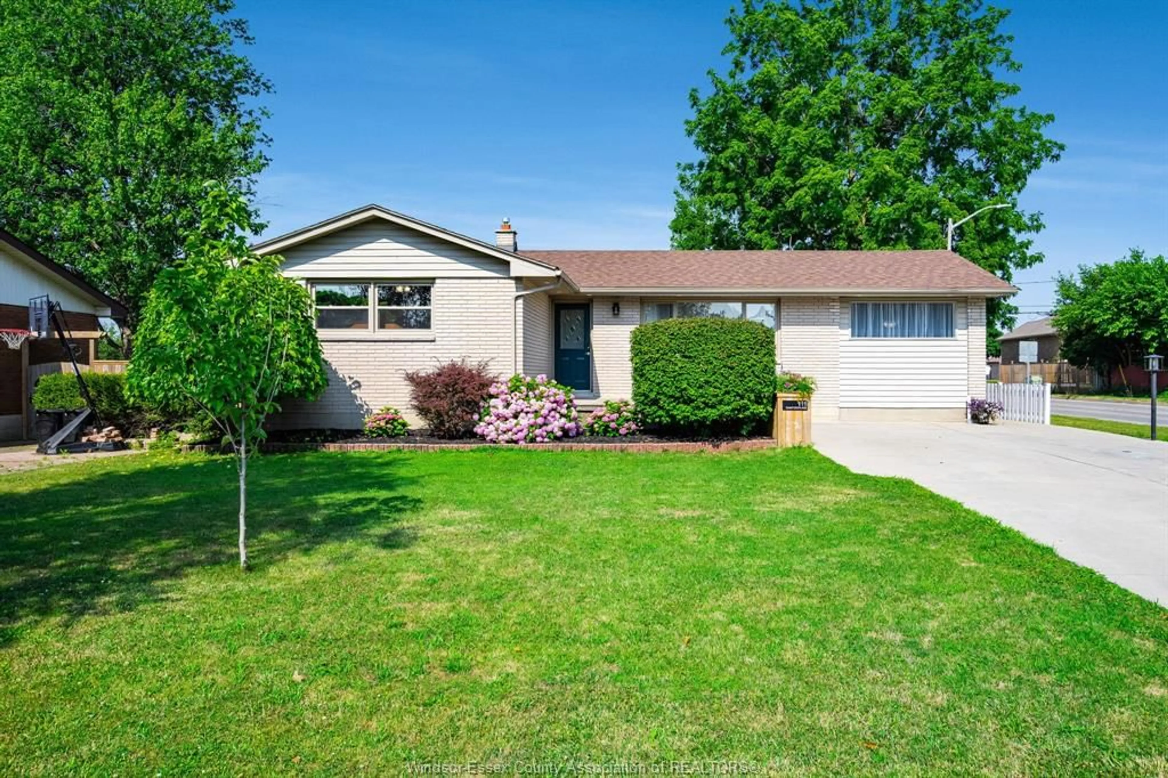 Home with vinyl exterior material, street for 111 DANFORTH Ave, Leamington Ontario N8H 2R1