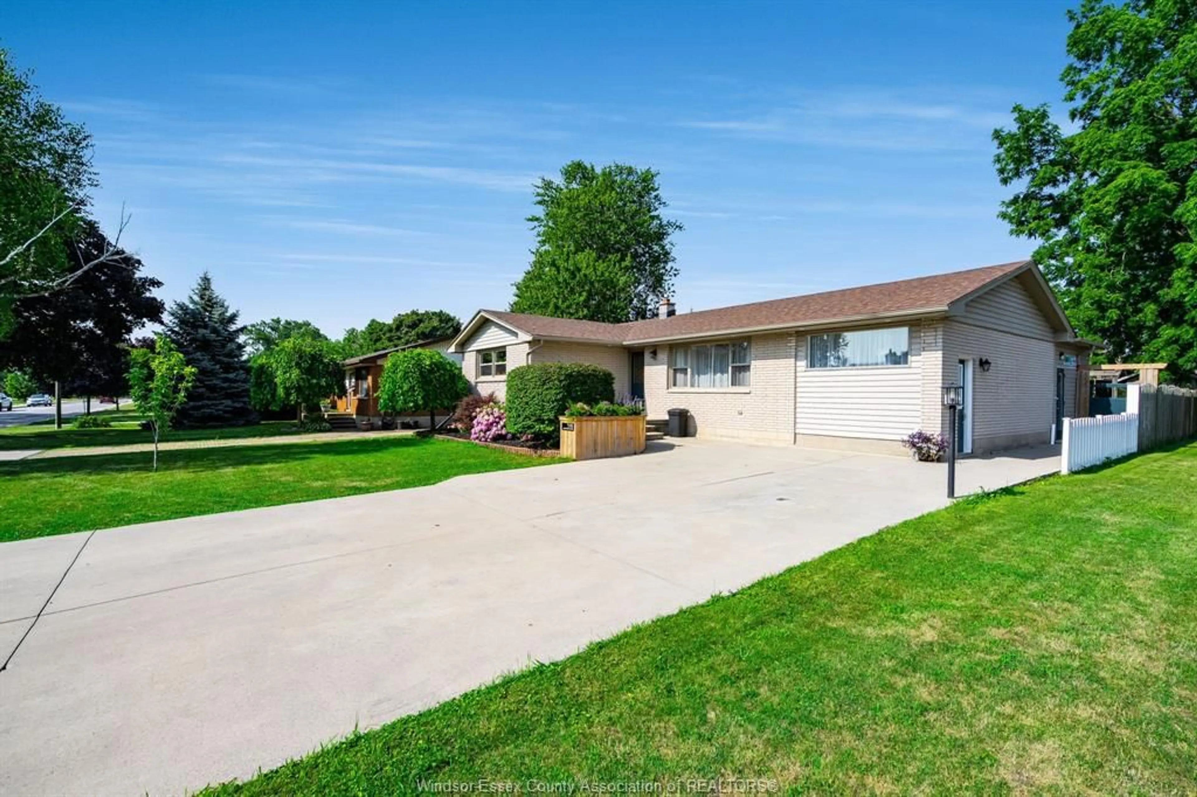 A pic from outside/outdoor area/front of a property/back of a property/a pic from drone, street for 111 DANFORTH Ave, Leamington Ontario N8H 2R1