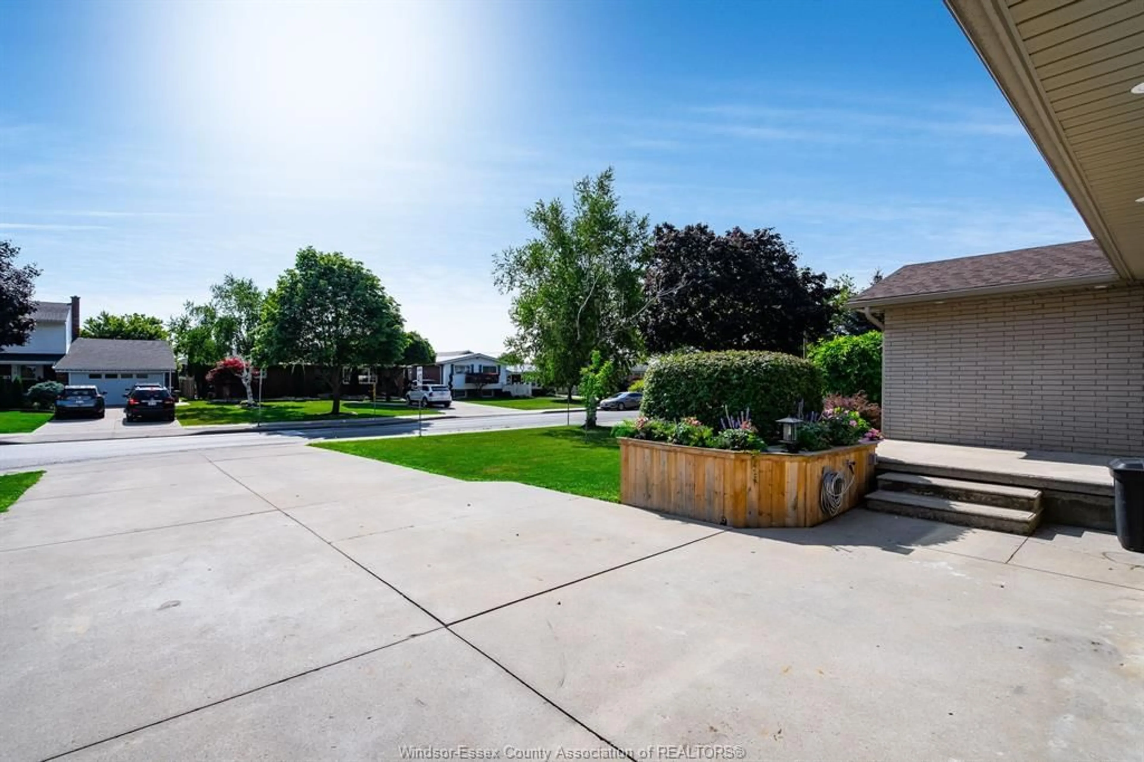A pic from outside/outdoor area/front of a property/back of a property/a pic from drone, street for 111 DANFORTH Ave, Leamington Ontario N8H 2R1
