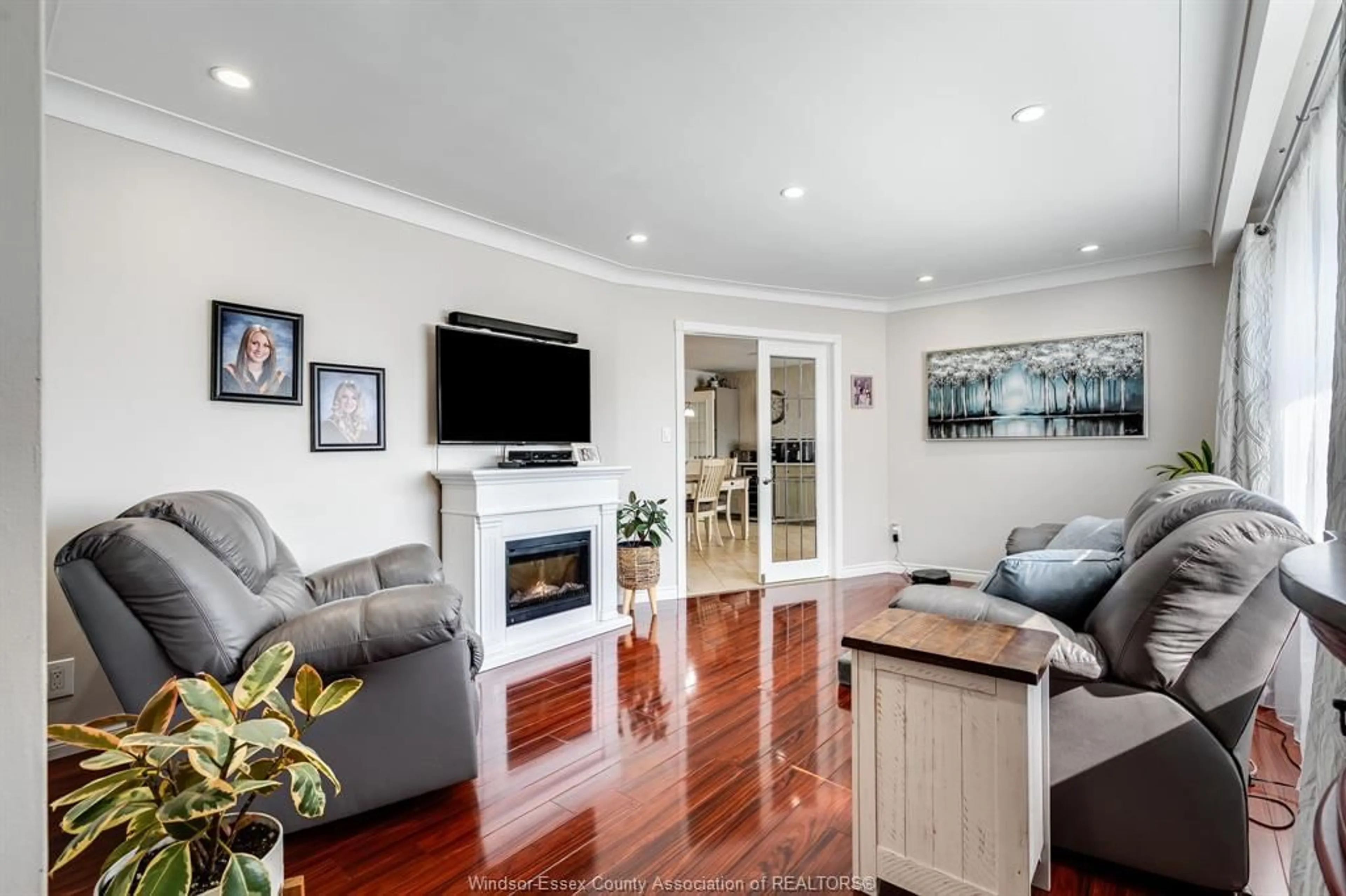 Living room with furniture, wood/laminate floor for 111 DANFORTH Ave, Leamington Ontario N8H 2R1