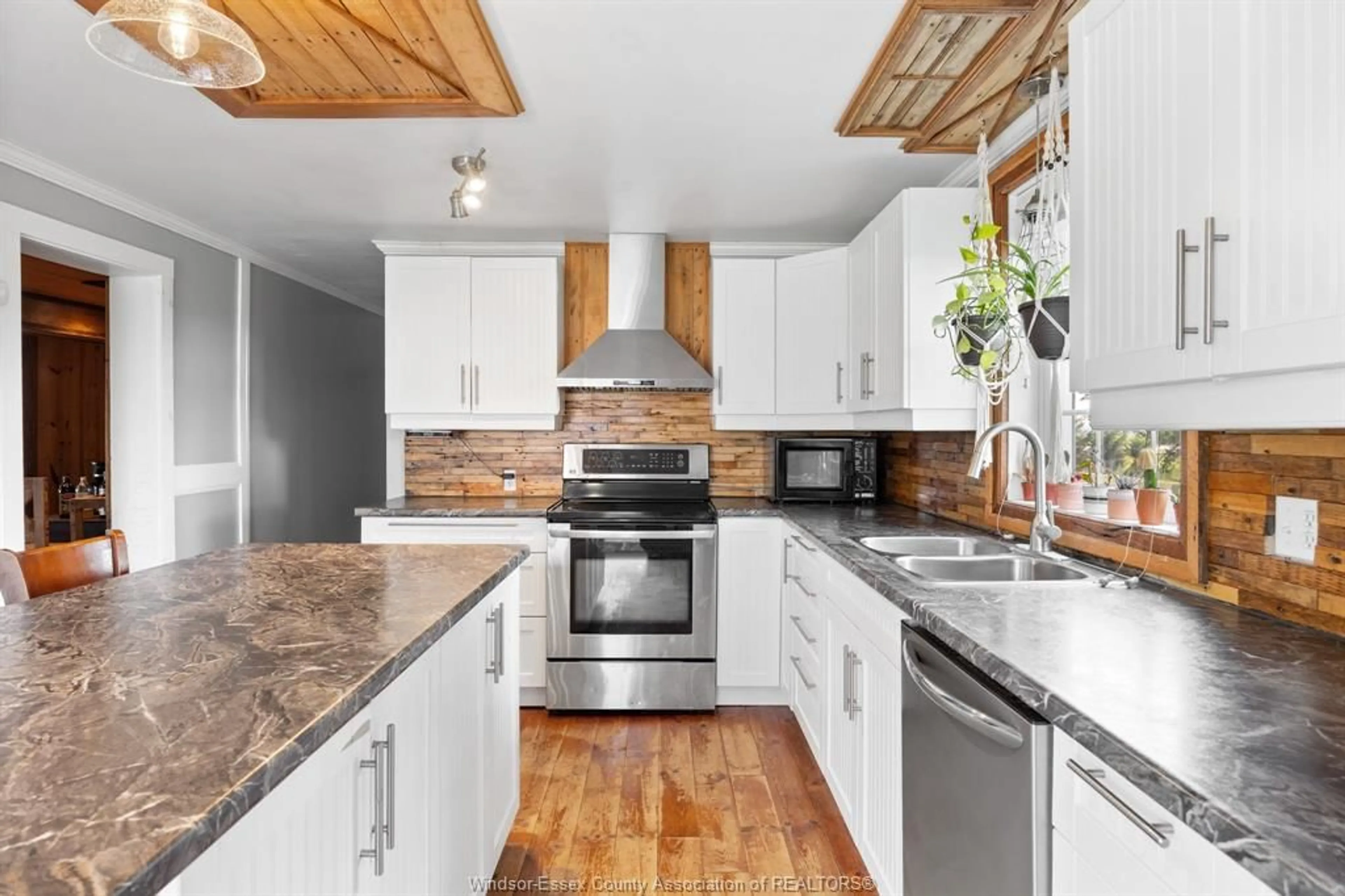 Open concept kitchen, wood/laminate floor for 130 COUNTY RD 27, Kingsville Ontario N8M 2X5