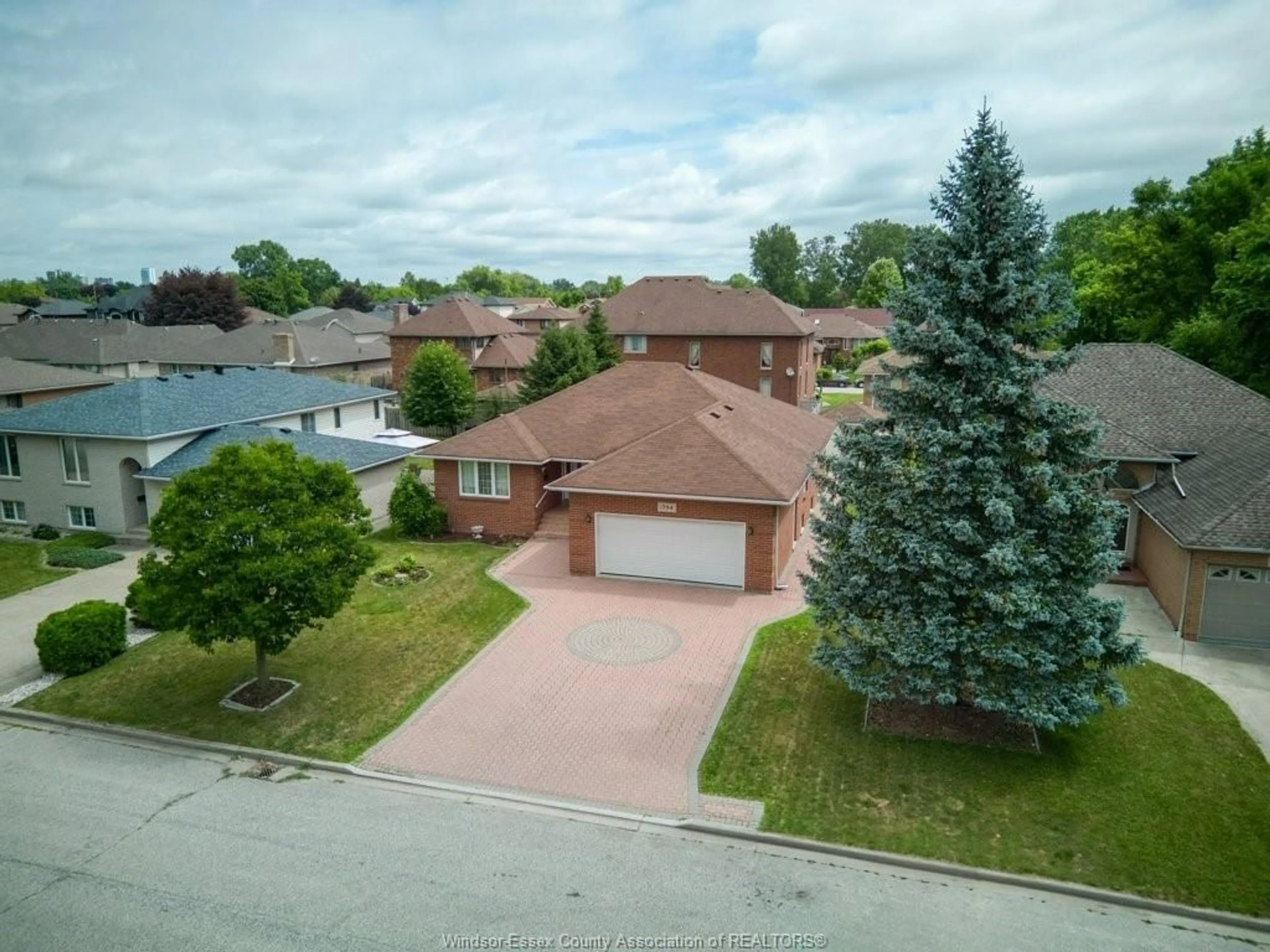 A pic from outside/outdoor area/front of a property/back of a property/a pic from drone, street for 1784 ST. CLAIR, Windsor Ontario N9B 3T7