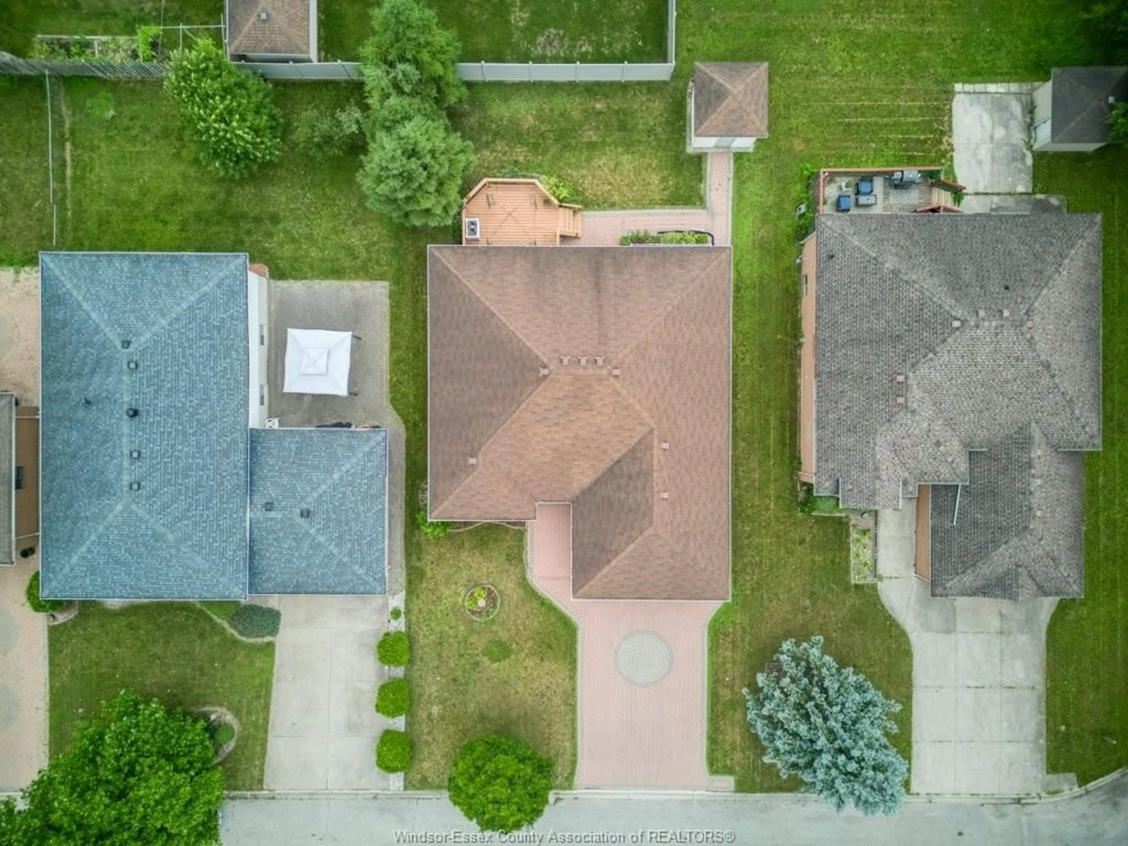 A pic from outside/outdoor area/front of a property/back of a property/a pic from drone, street for 1784 ST. CLAIR, Windsor Ontario N9B 3T7