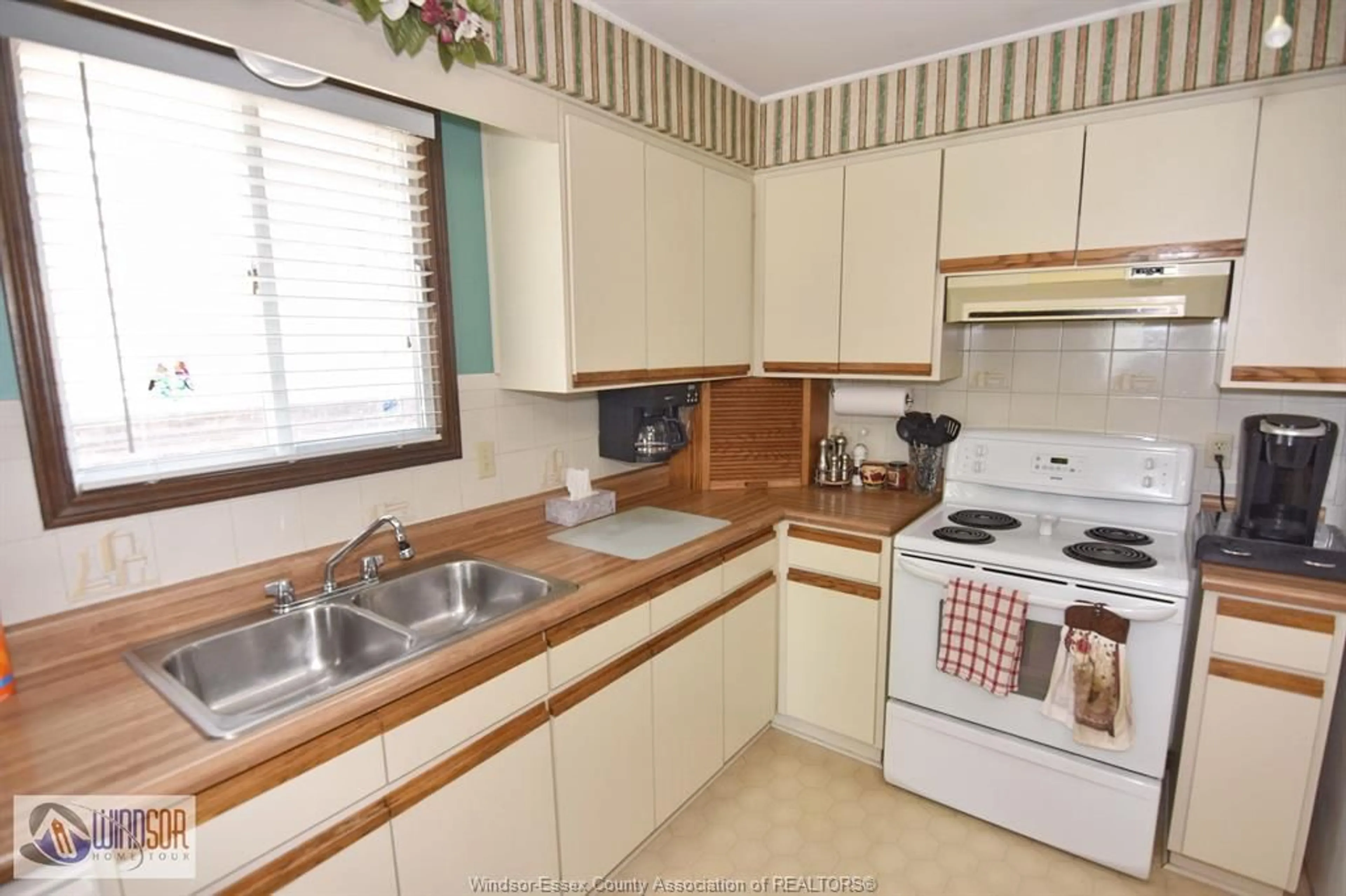 Standard kitchen, unknown for 3712 BLISS Rd, Windsor Ontario N8W 3C2