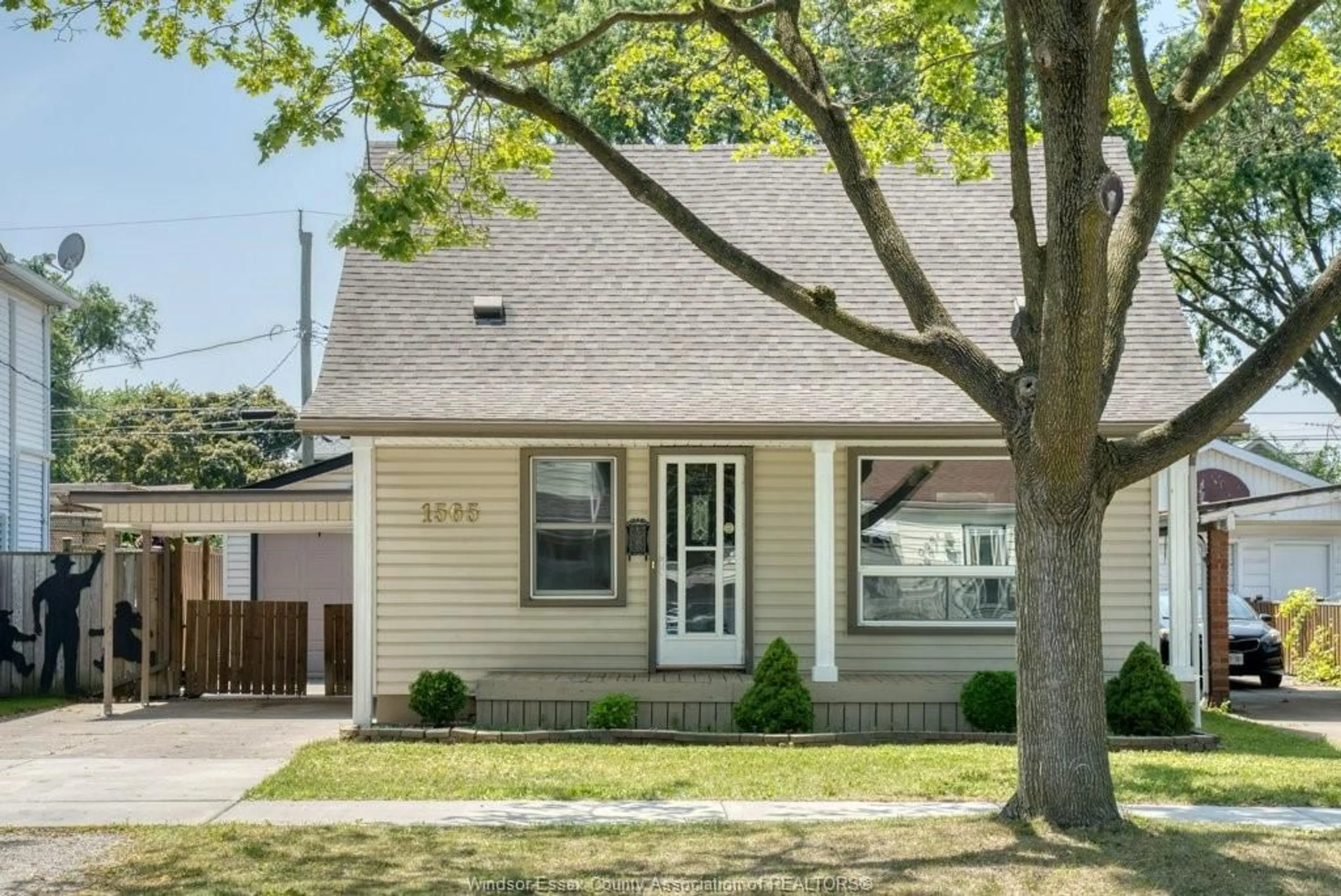 Home with vinyl exterior material, street for 1565 AUBIN, Windsor Ontario N8Y 4G1