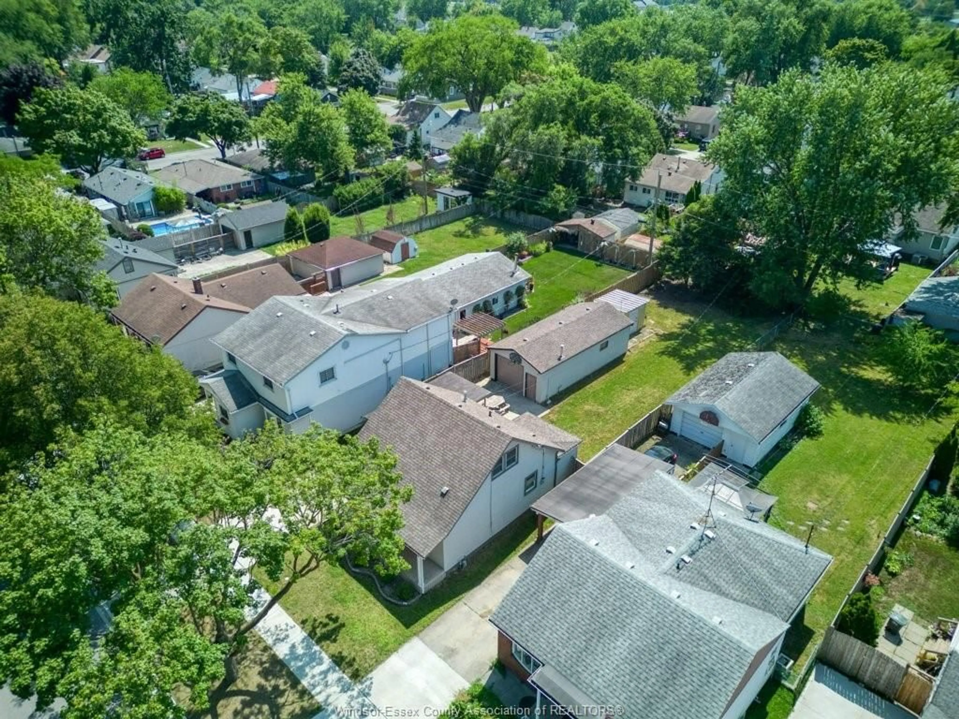 A pic from outside/outdoor area/front of a property/back of a property/a pic from drone, street for 1565 AUBIN, Windsor Ontario N8Y 4G1