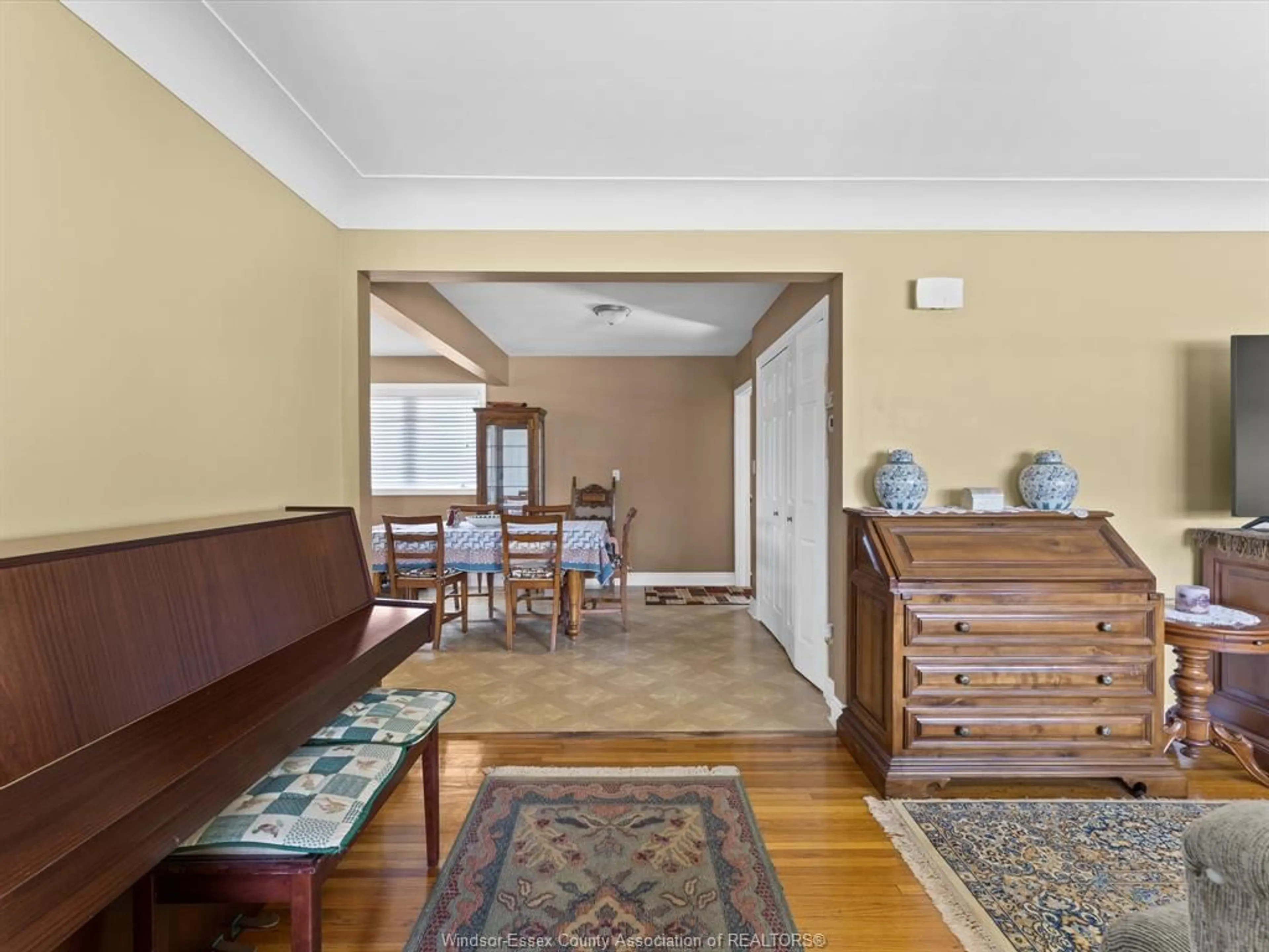 Indoor foyer for 814 WATSON Ave, Windsor Ontario N8S 3S8