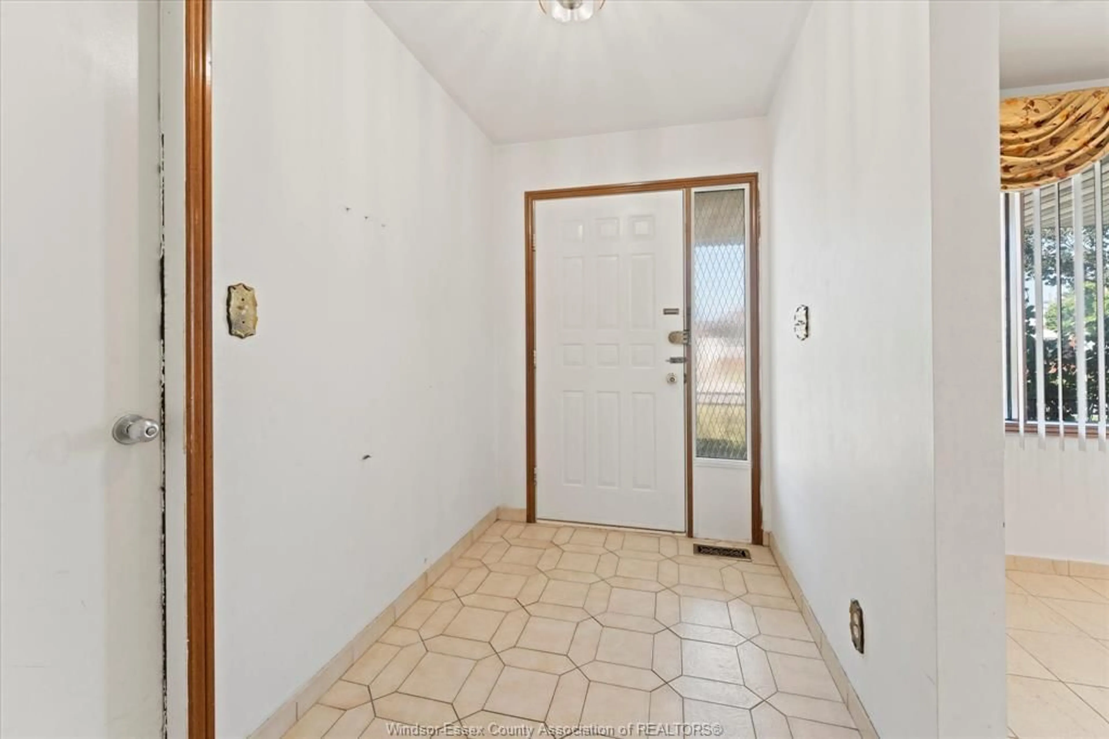 Indoor foyer for 1634 LANGLOIS, Windsor Ontario N8X 4M5