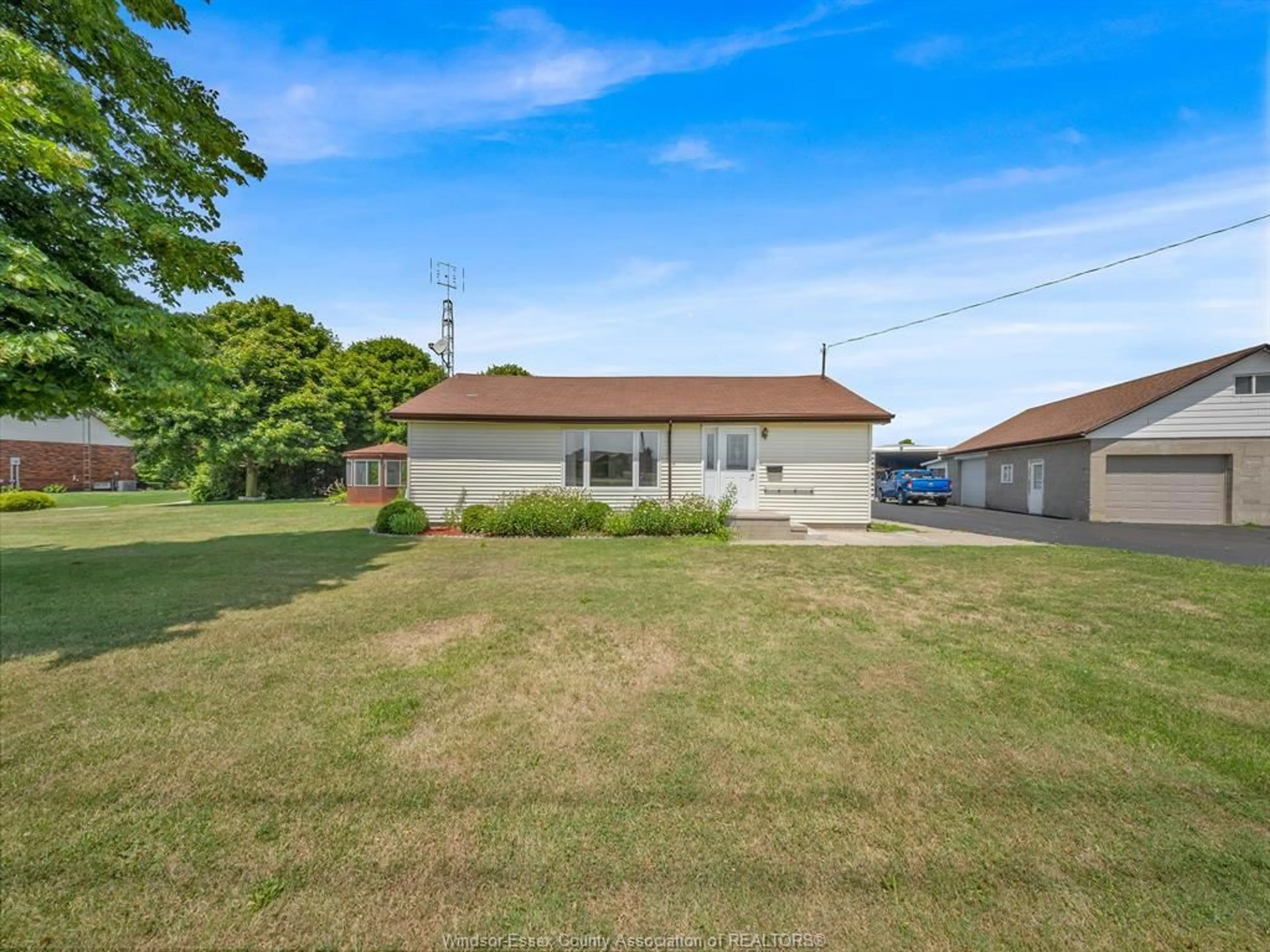 A pic from outside/outdoor area/front of a property/back of a property/a pic from drone, unknown for 1331 DEER RUN Rd, Leamington Ontario N8H 3V7