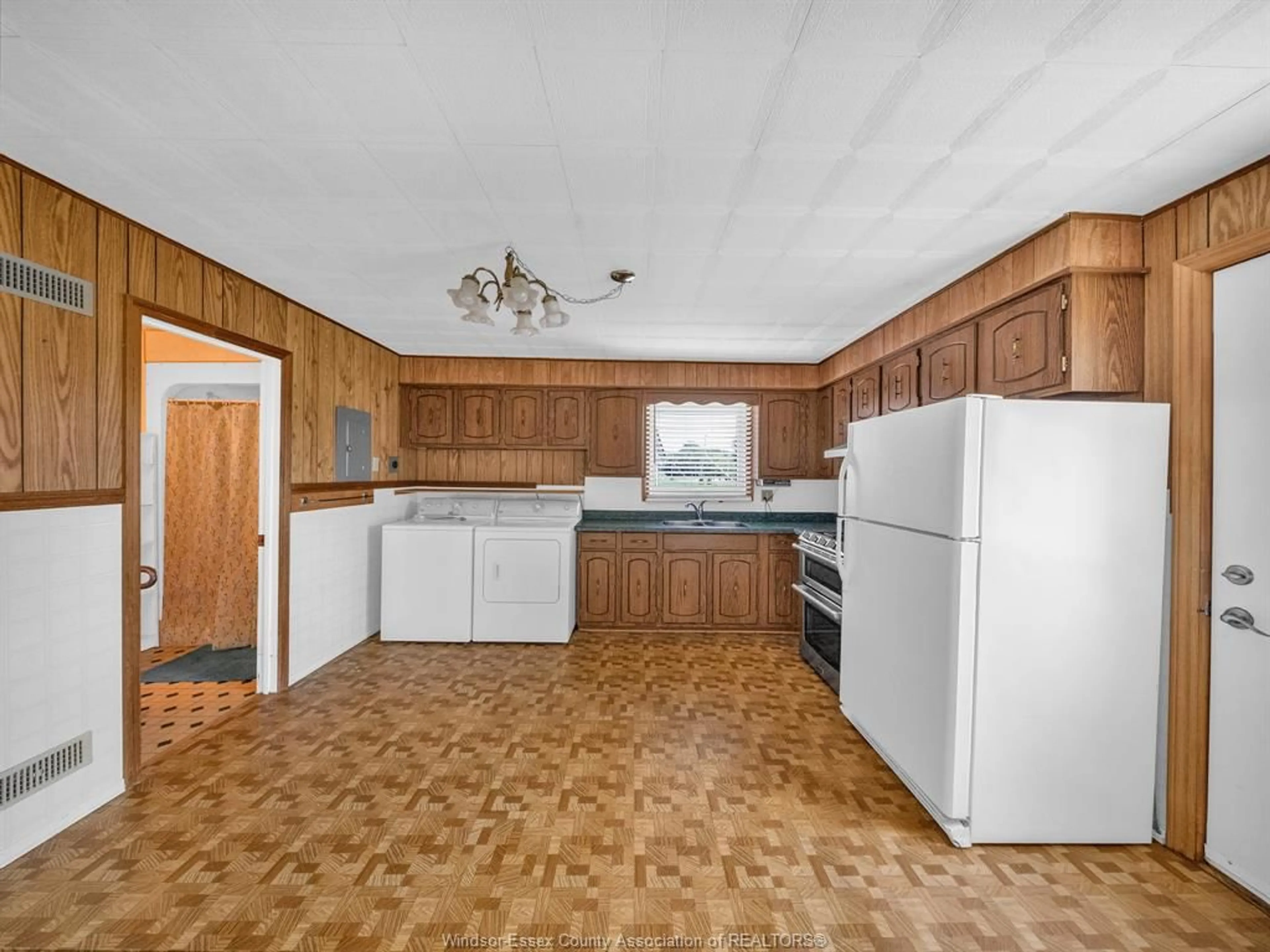 Standard kitchen, unknown for 1331 DEER RUN Rd, Leamington Ontario N8H 3V7