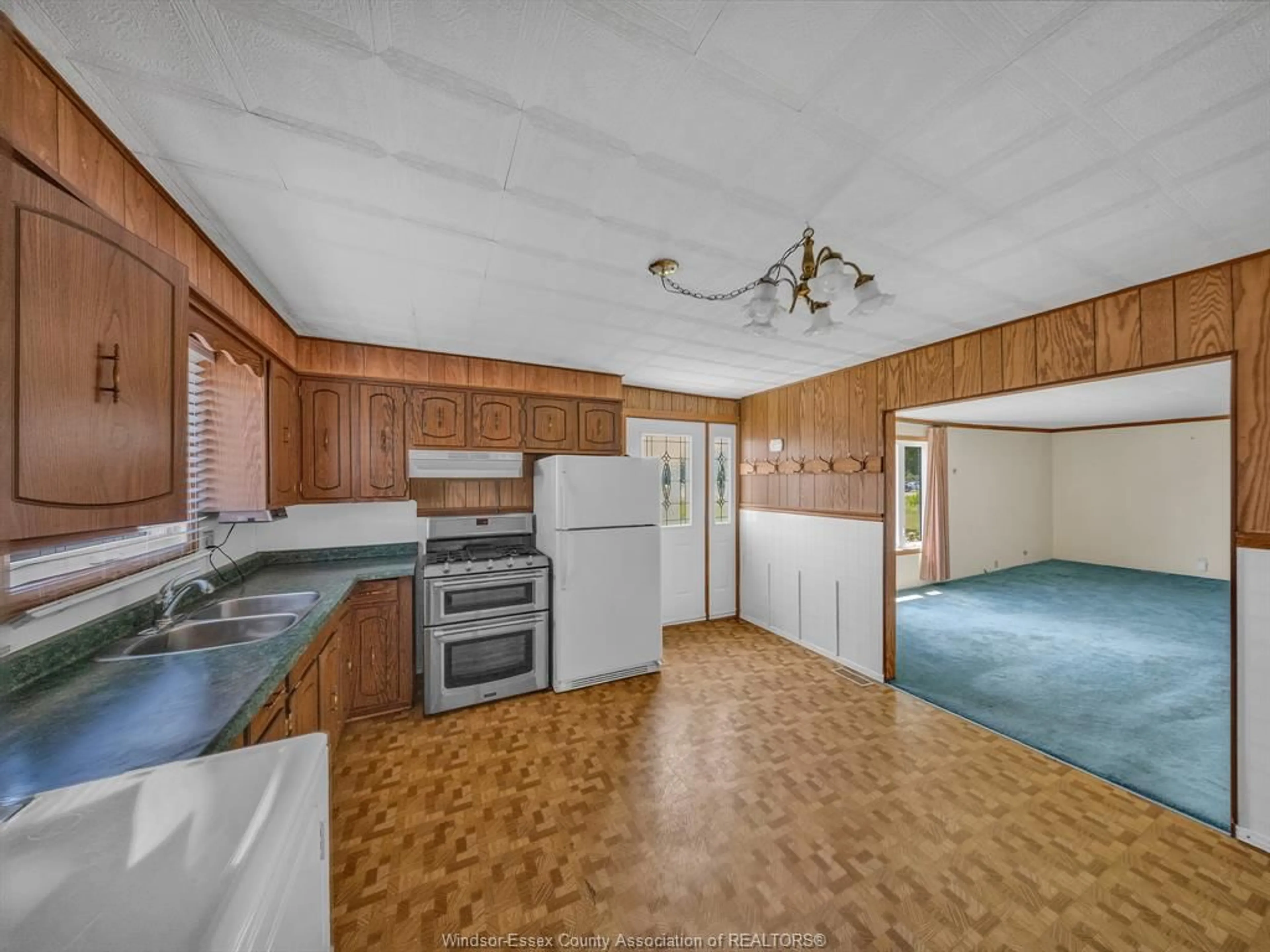 Standard kitchen, unknown for 1331 DEER RUN Rd, Leamington Ontario N8H 3V7