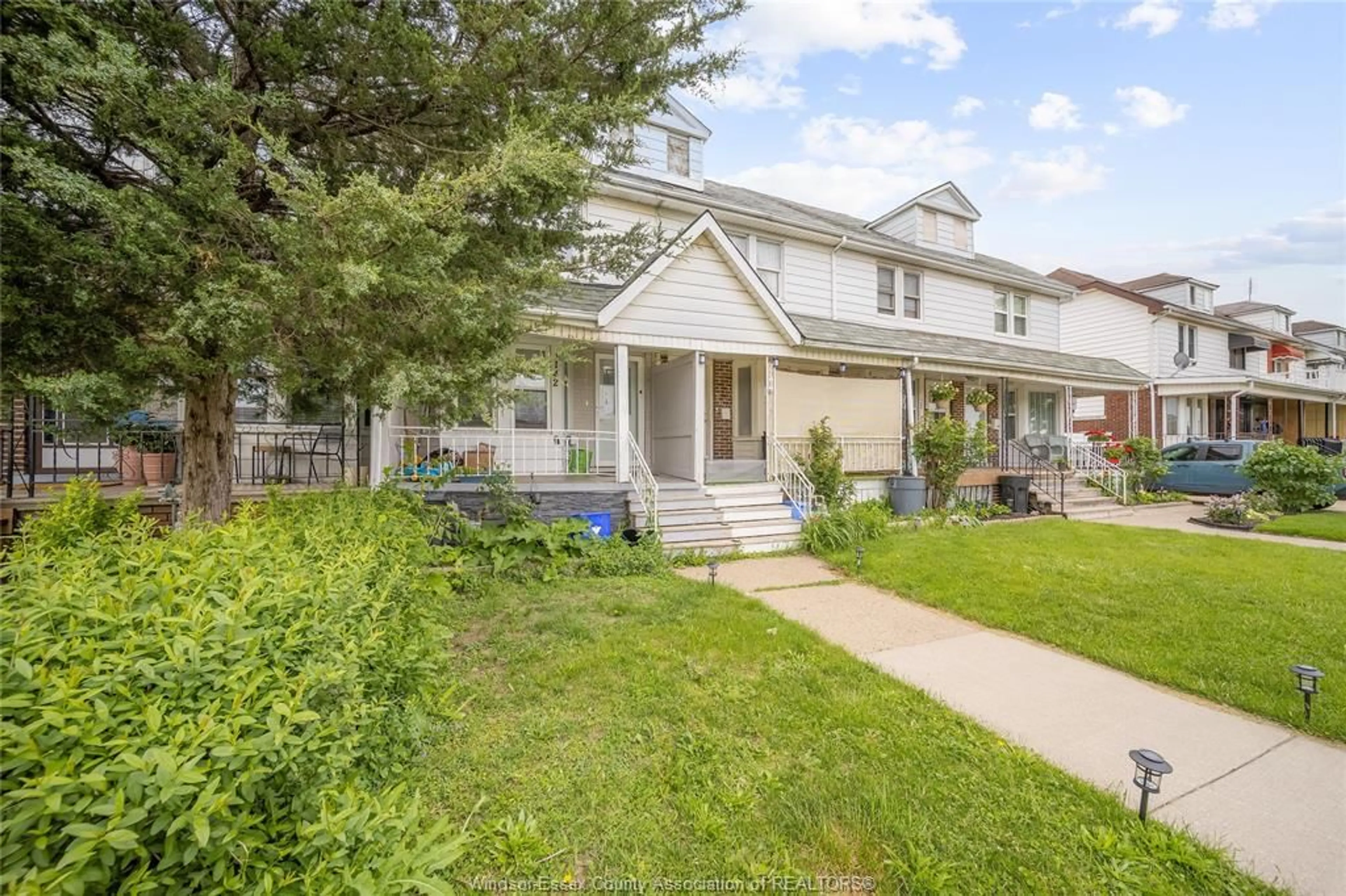 Home with vinyl exterior material, street for 1142 MERCER St, Windsor Ontario N9A 1N9