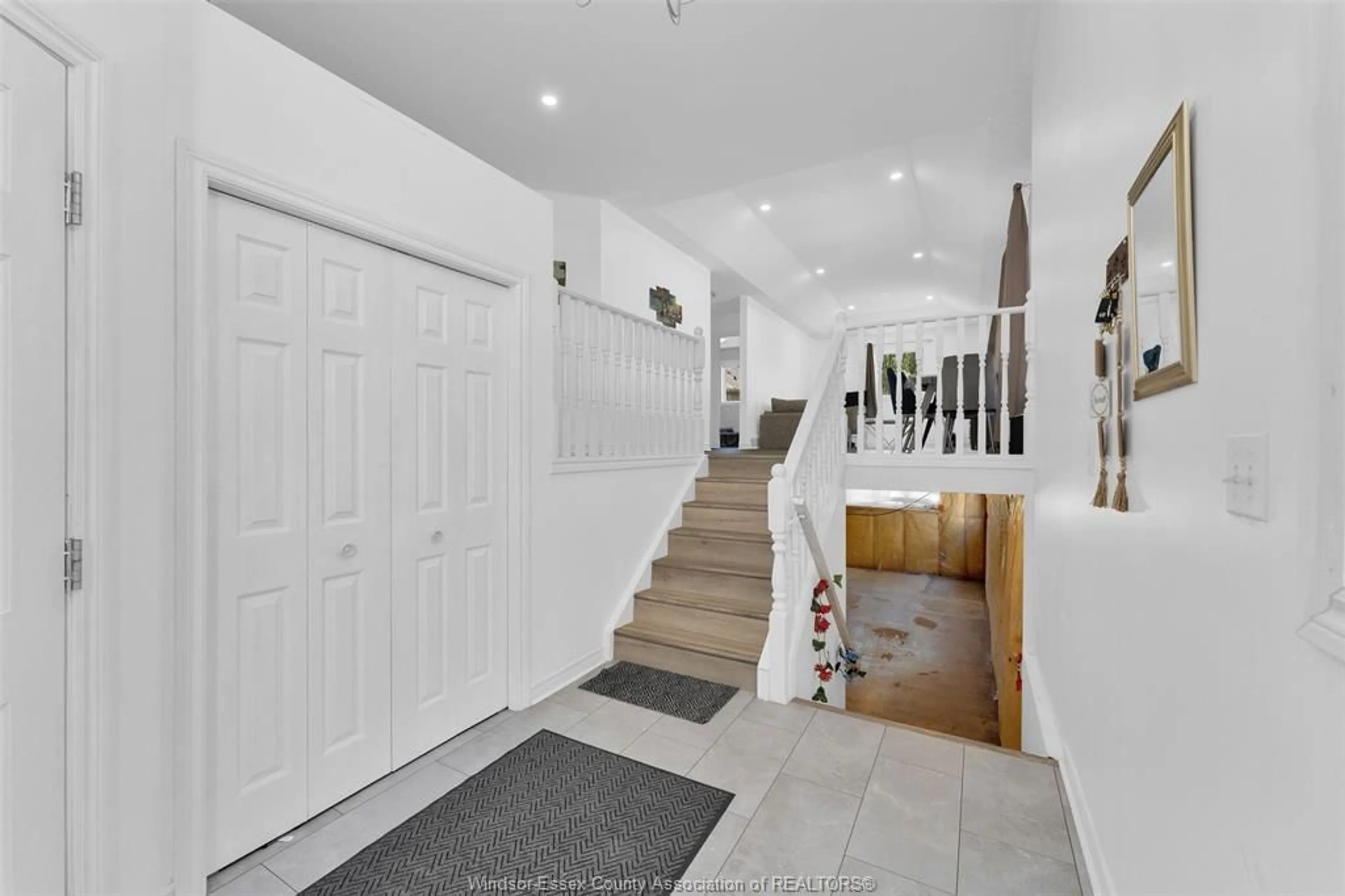 Indoor foyer for 4903 SIXTH Street, Windsor Ontario N9E 4X1