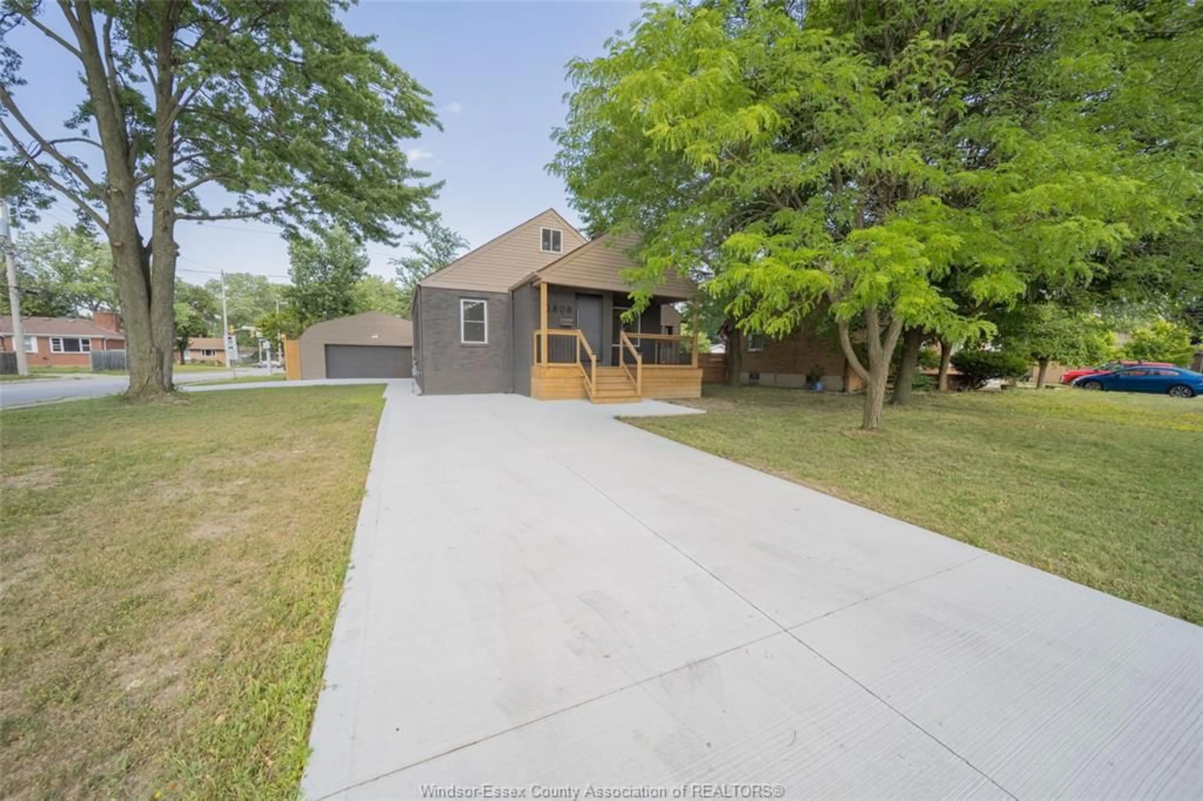 A pic from outside/outdoor area/front of a property/back of a property/a pic from drone, street for 2808 MCKAY Ave, Windsor Ontario N9E 2P9