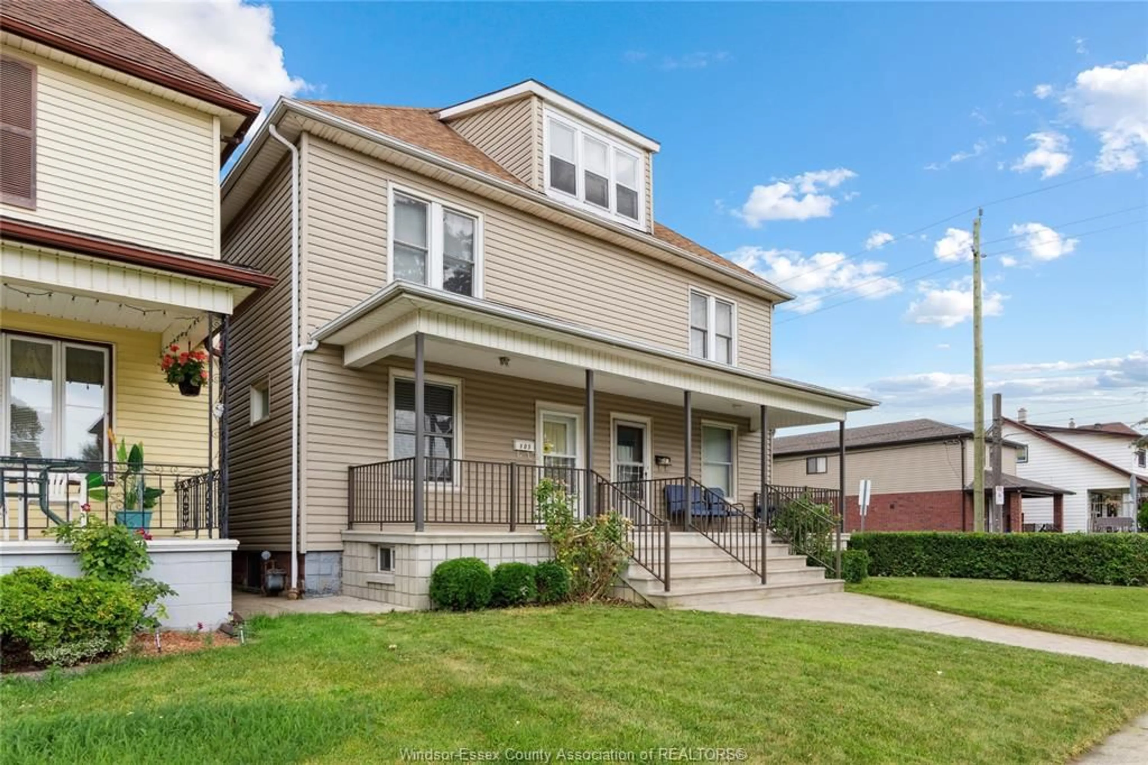 Home with vinyl exterior material, street for 805 PIERRE, Windsor Ontario N9A 2K6