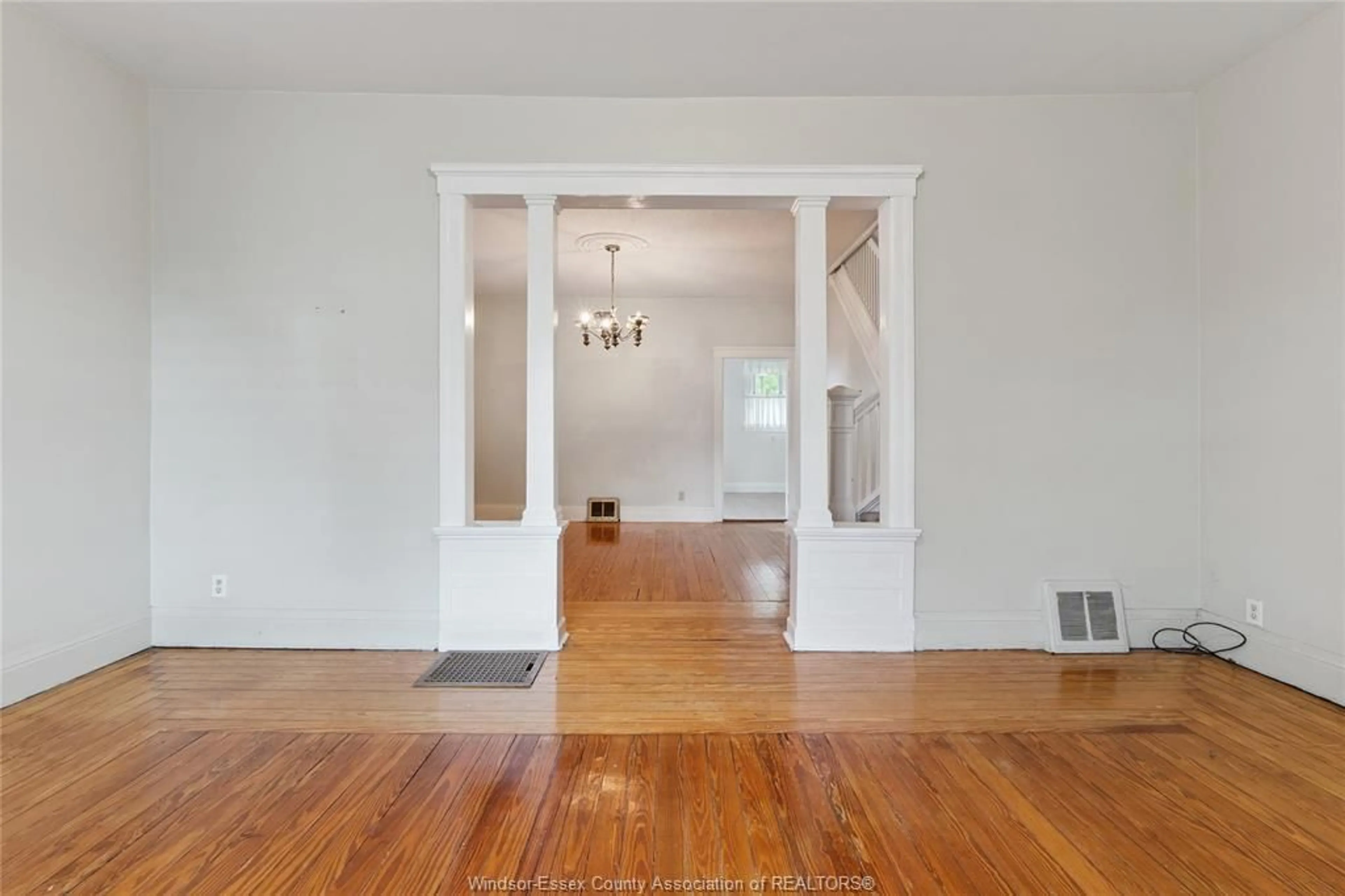 Indoor foyer for 805 PIERRE, Windsor Ontario N9A 2K6