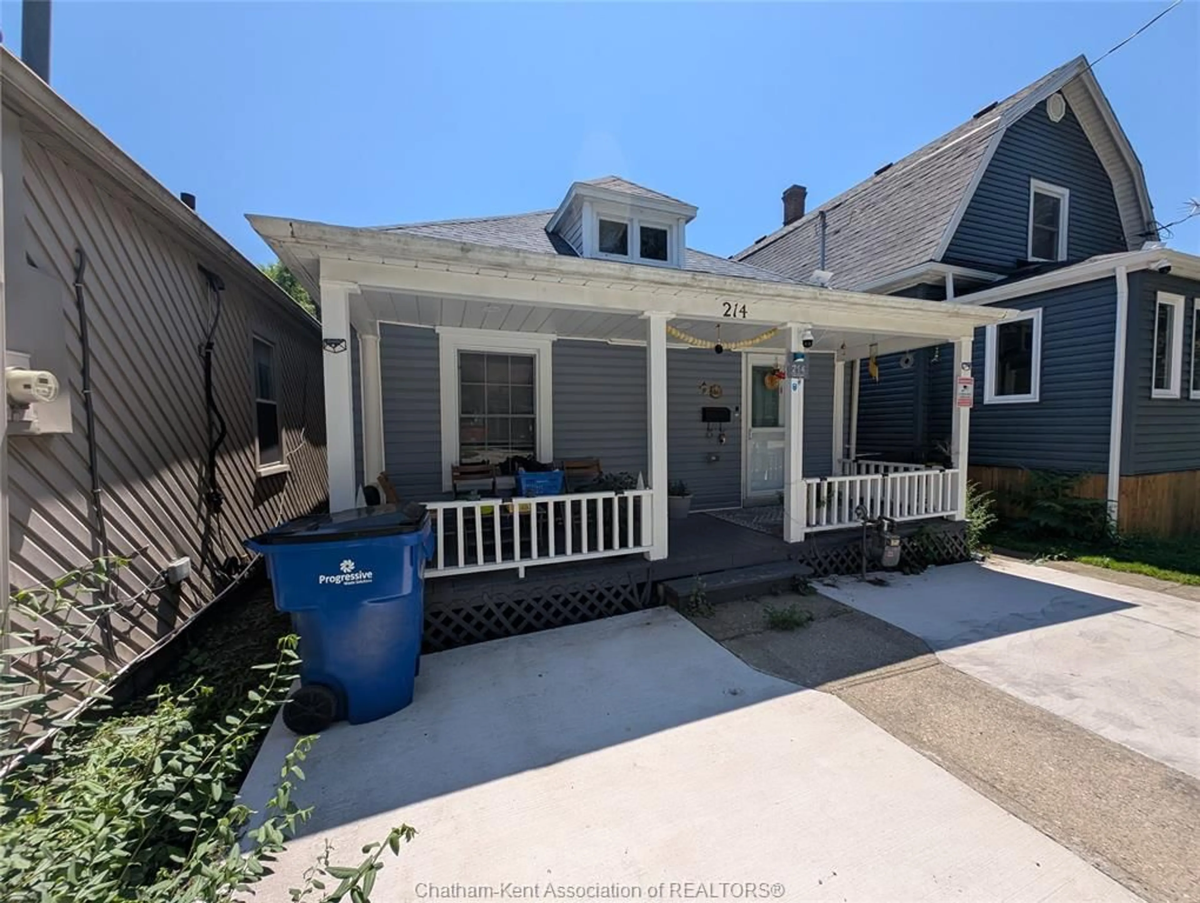 Home with vinyl exterior material, street for 214 Park St, Chatham Ontario N7M 3S5