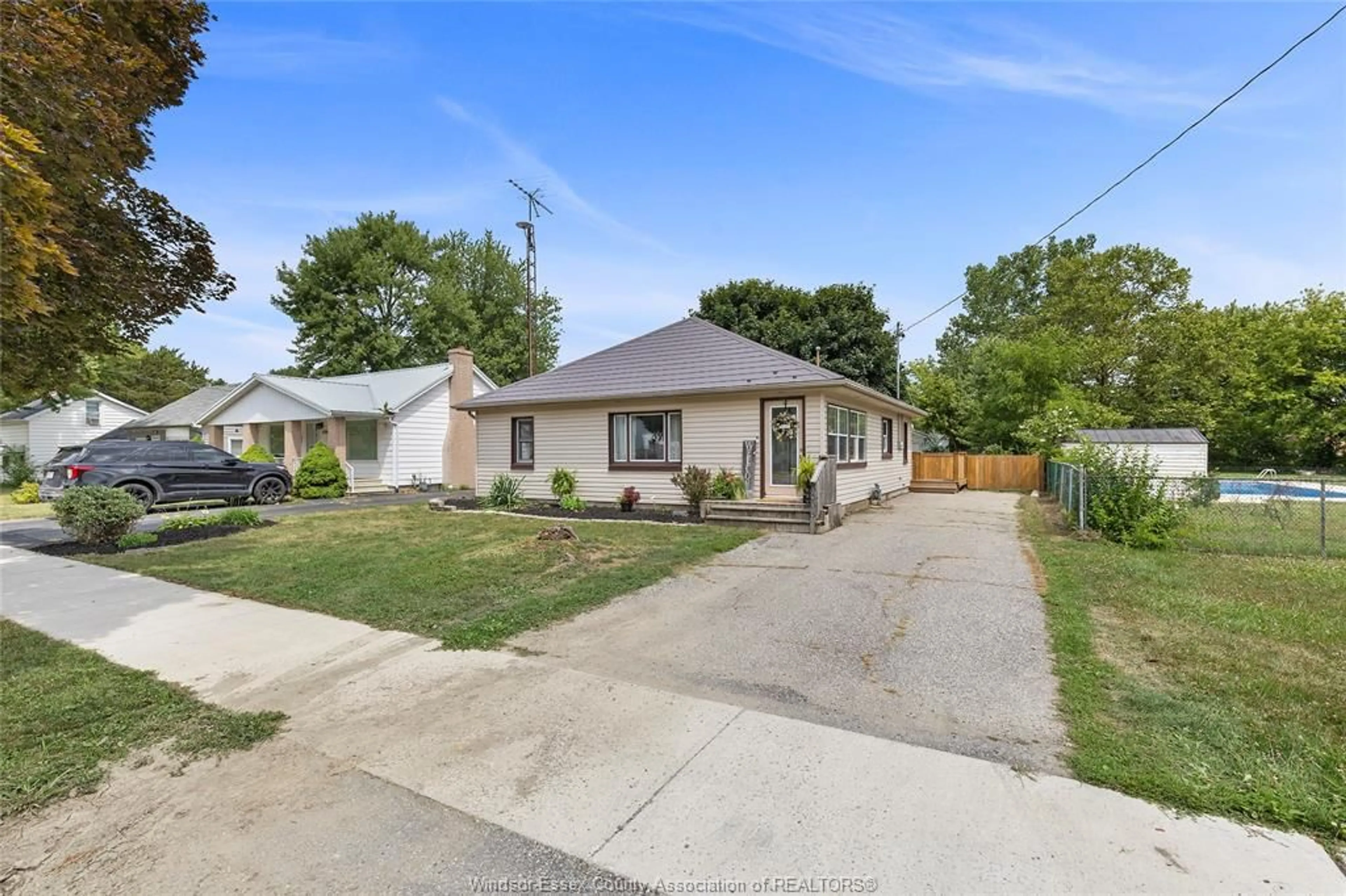 A pic from outside/outdoor area/front of a property/back of a property/a pic from drone, street for 6508 Abbott Ave, Comber Ontario N0P 1J0