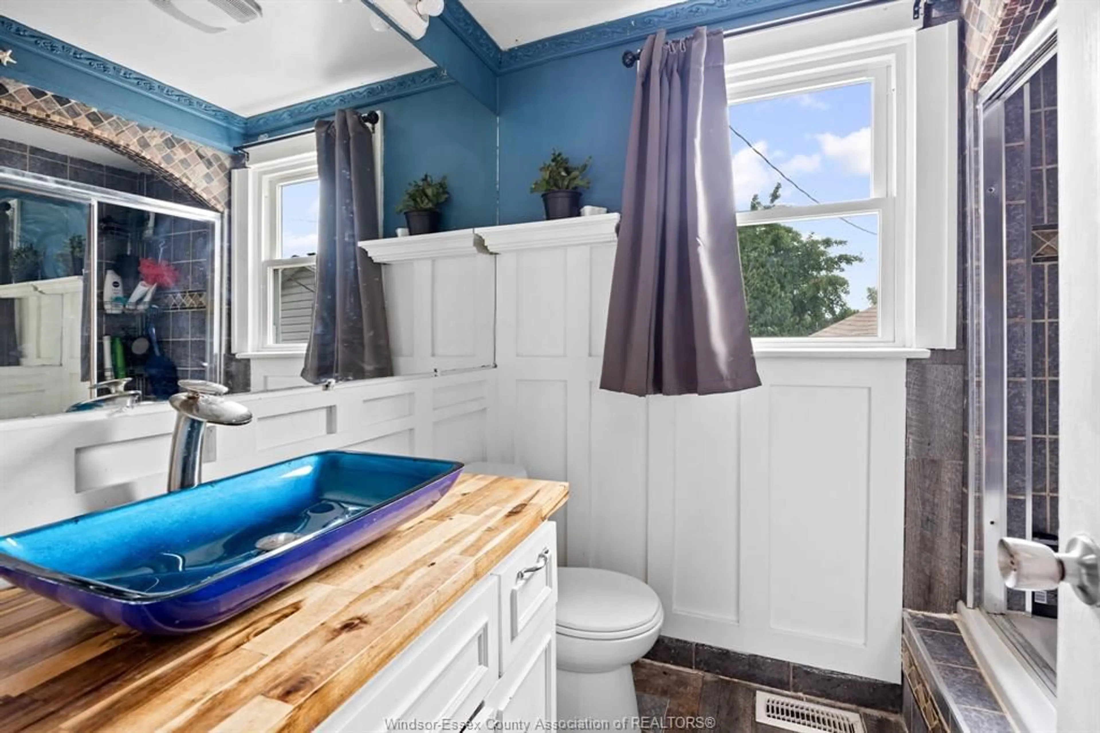 Standard bathroom, ceramic/tile floor for 172 SINASAC St, Harrow Ontario N0R 1G0