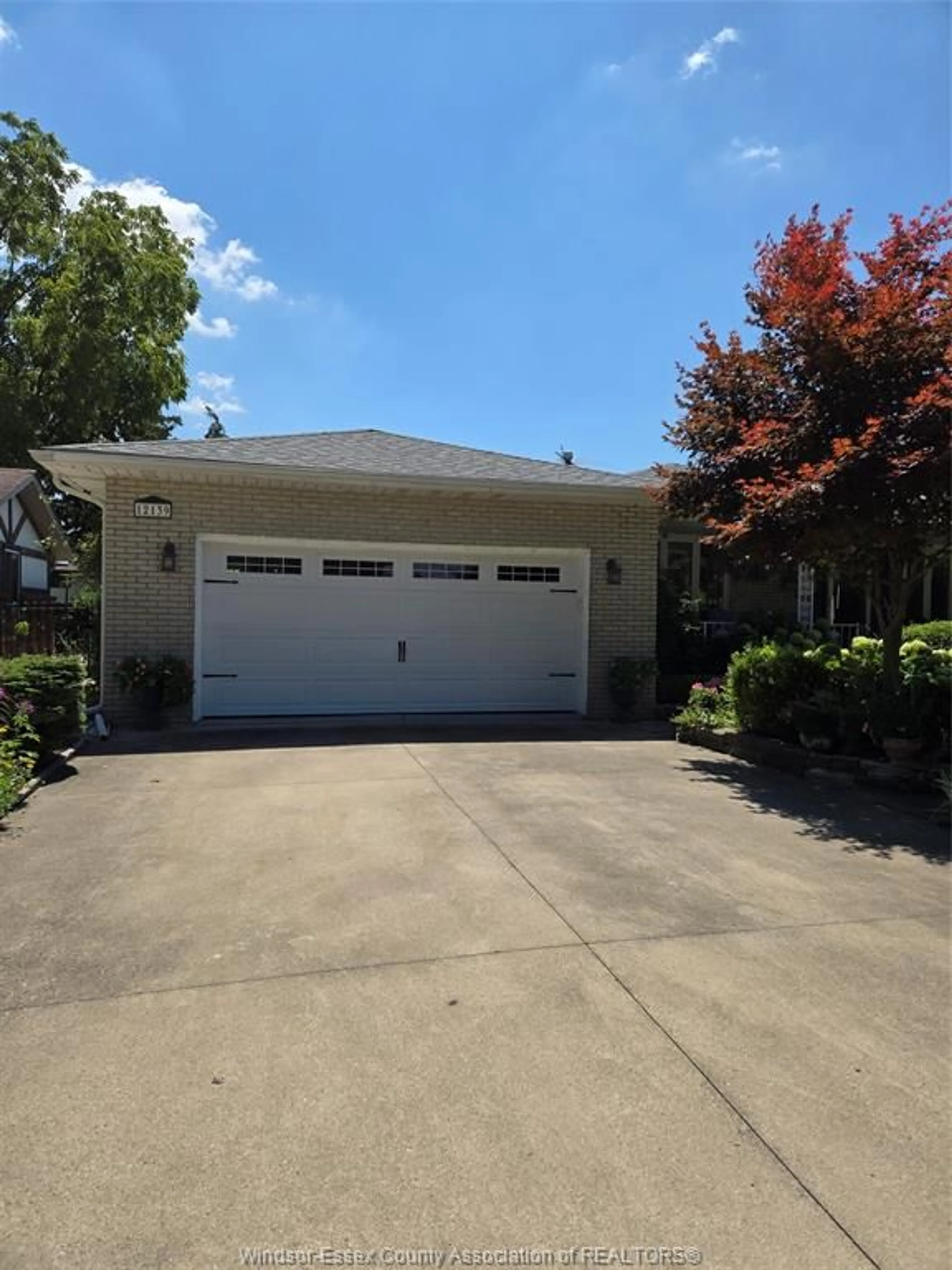 Indoor garage for 12139 PAPINEAU CRT, Tecumseh Ontario N8N 3B5