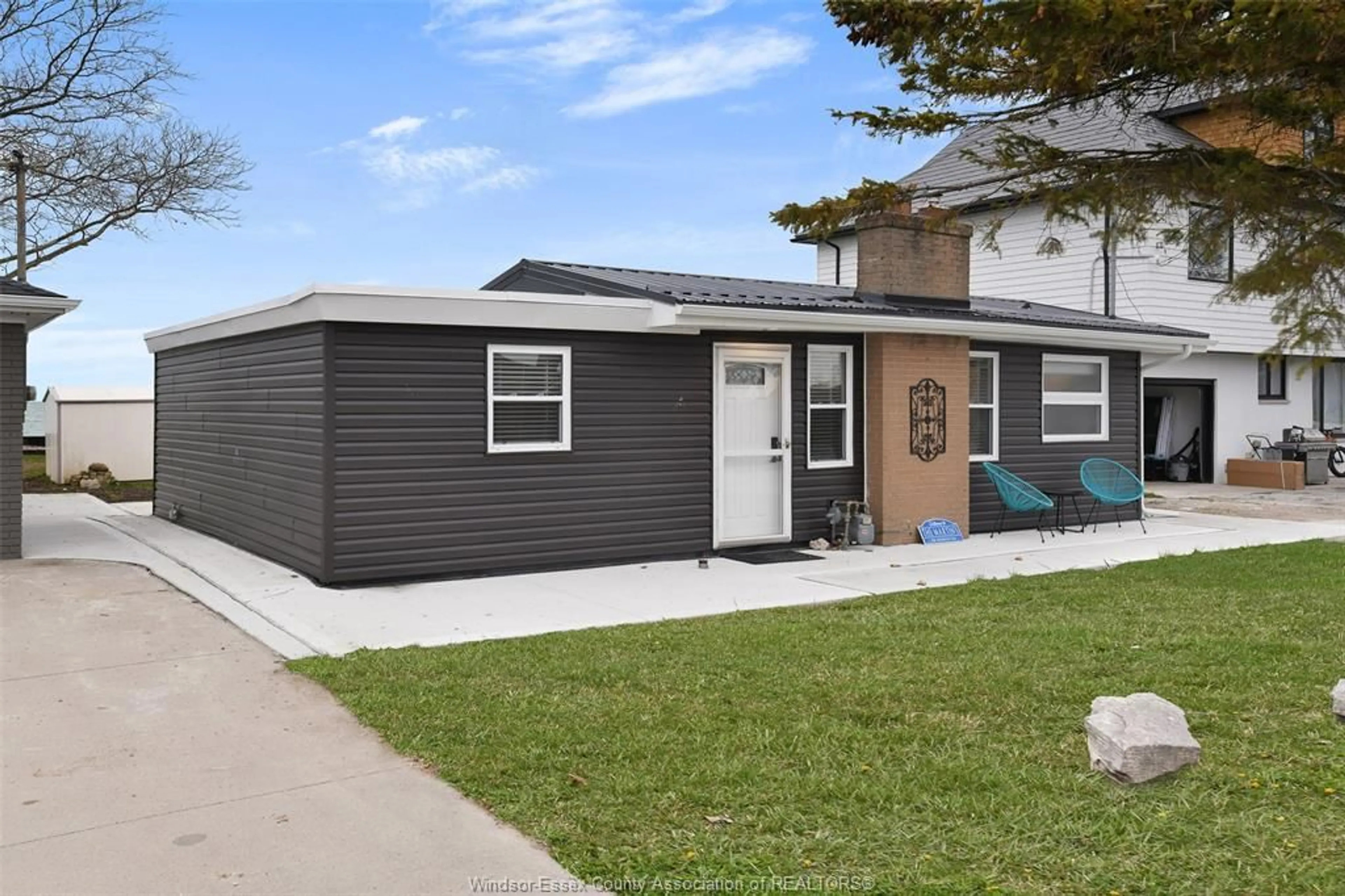 Home with vinyl exterior material, street for 206 ROBSON, Leamington Ontario N8H 5R2
