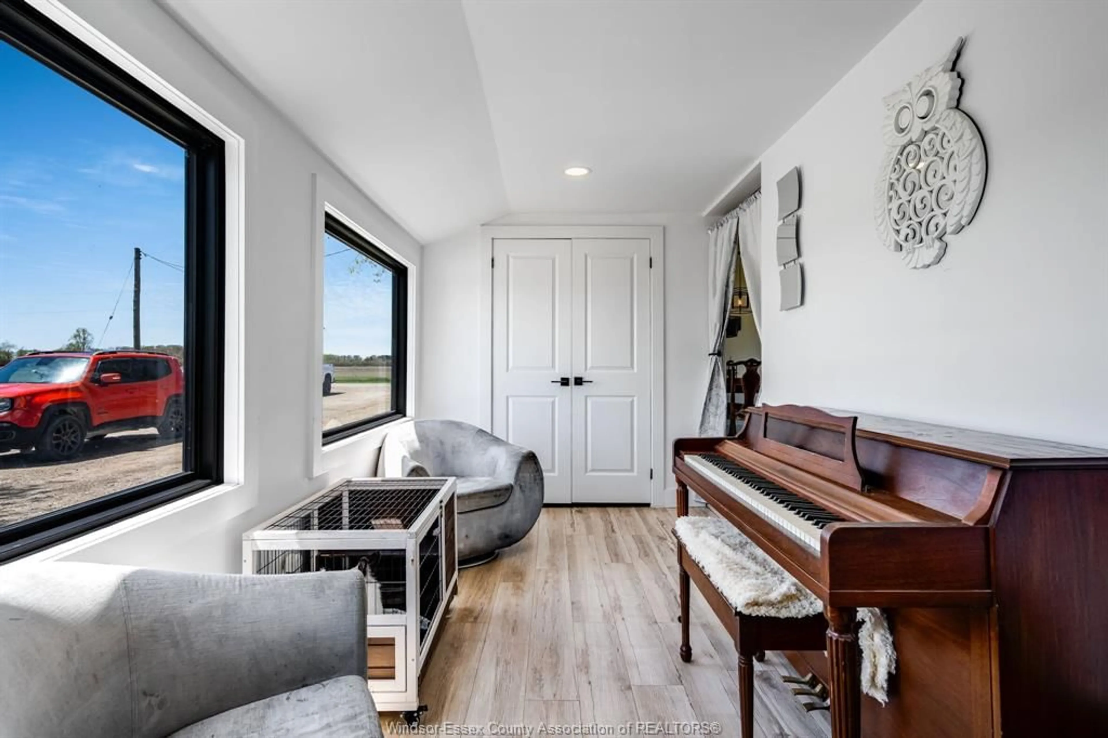 Indoor entryway for 242 Mersea Rd 21, Leamington Ontario N8H 3V7