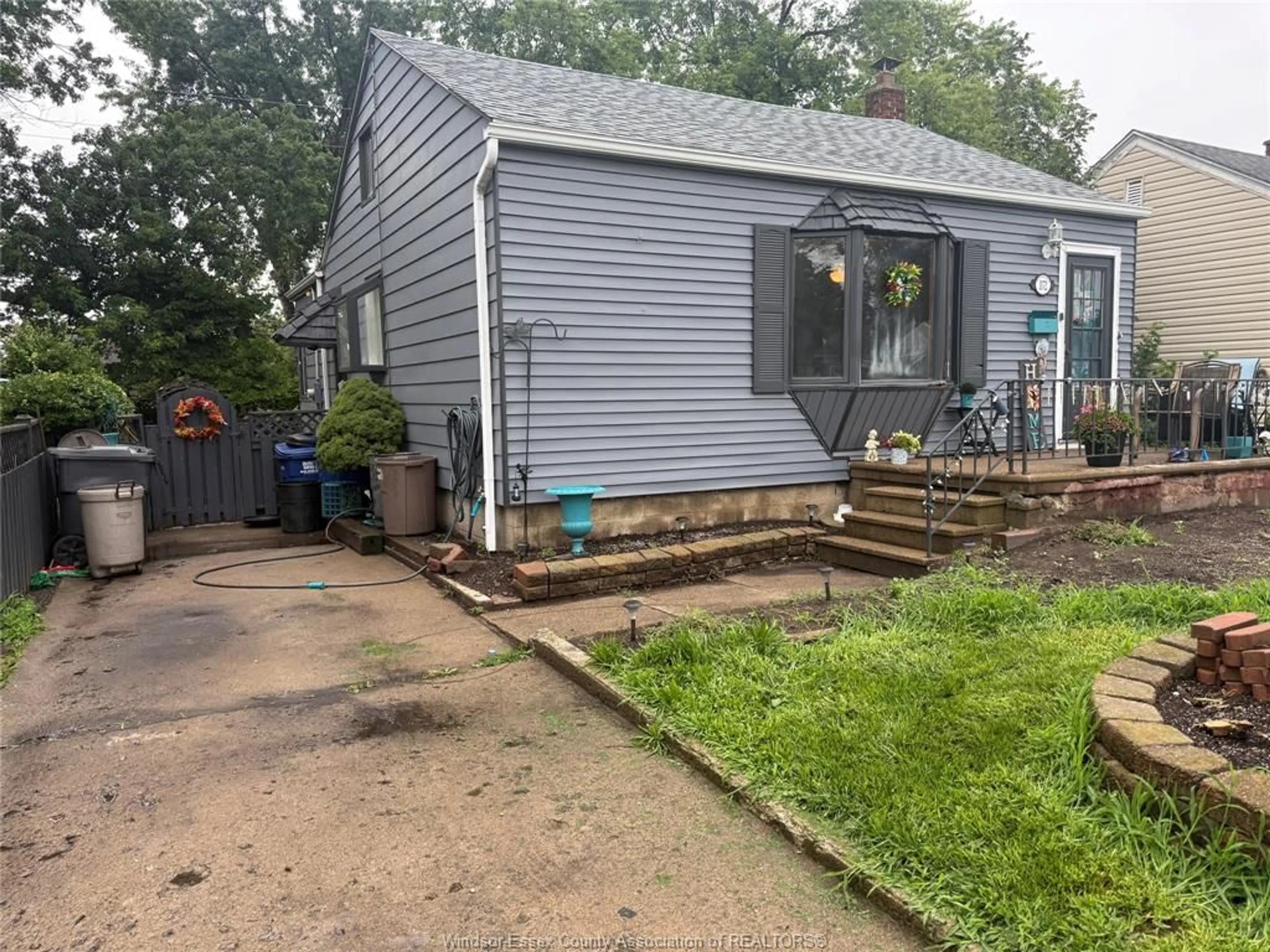 A pic from outside/outdoor area/front of a property/back of a property/a pic from drone, street for 3172 melbourne, Windsor Ontario N9C 1Y4