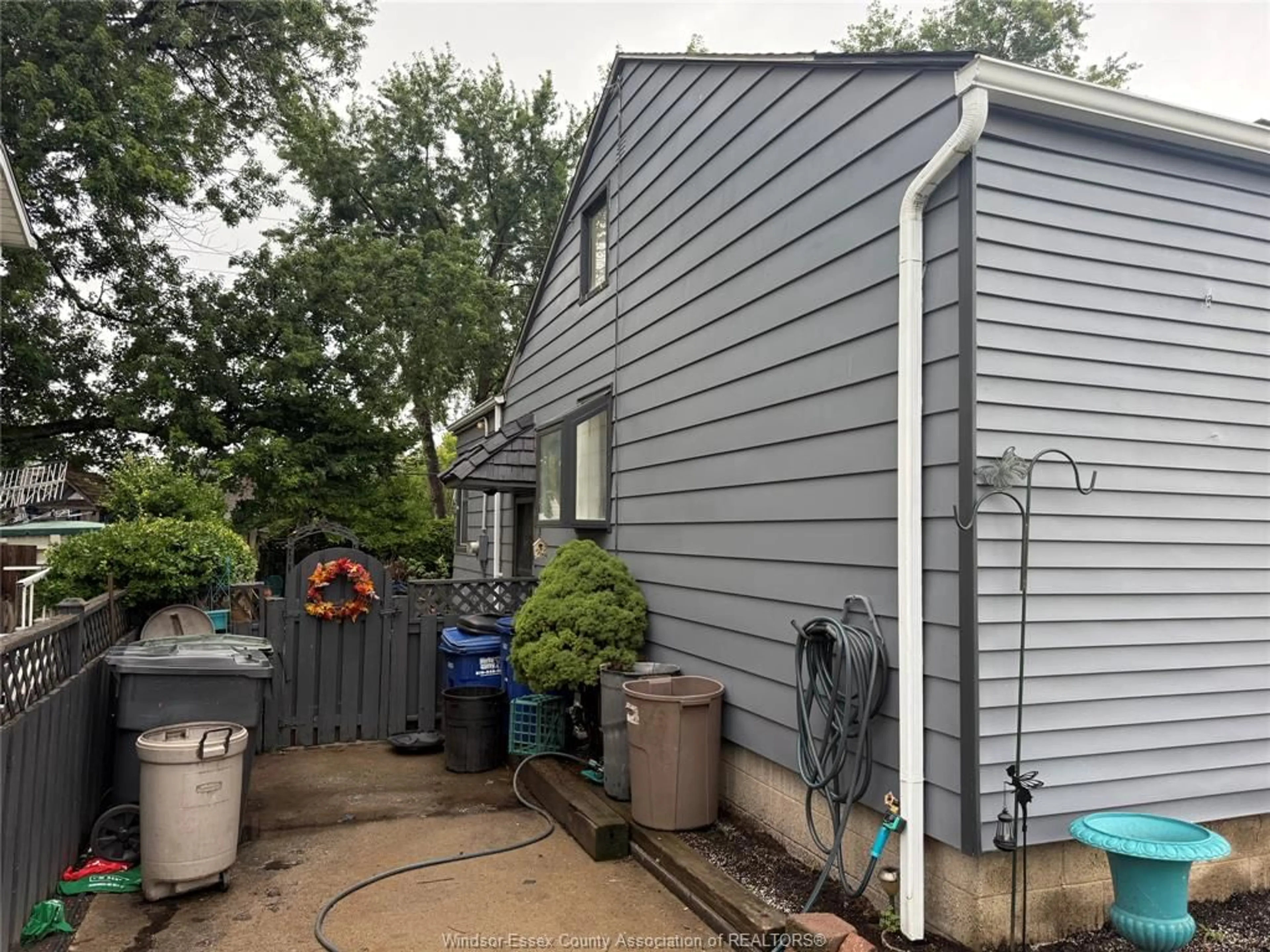 Home with vinyl exterior material, street for 3172 melbourne, Windsor Ontario N9C 1Y4