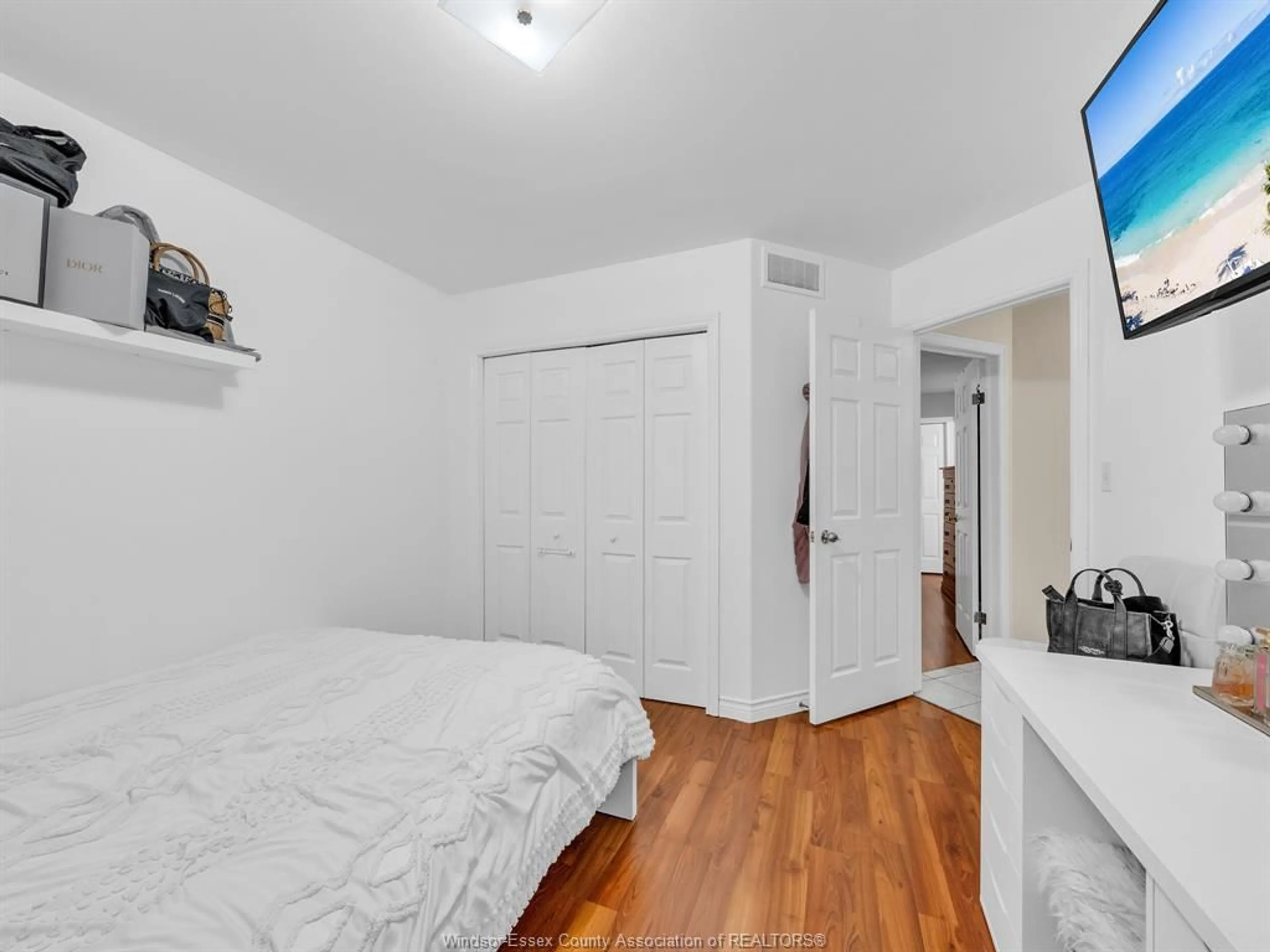 A pic of a room for 1437 MERIDIAN St, Windsor Ontario N9G 3E5