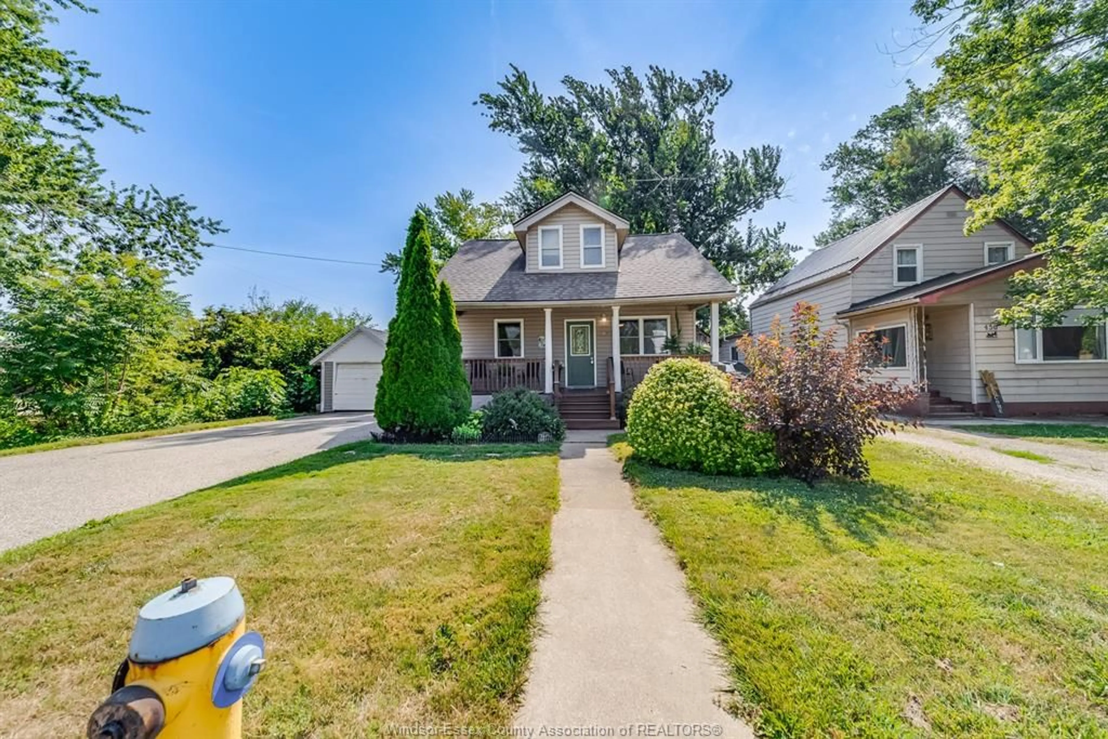 A pic from outside/outdoor area/front of a property/back of a property/a pic from drone, street for 460 QUEEN St, Harrow Ontario N0R 1G0